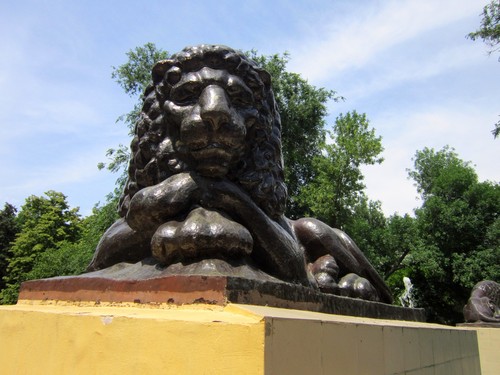 Скульптура льва.