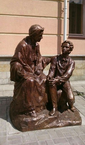 Скульптура Пушкина с няней