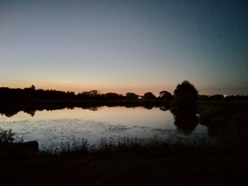 Закат над прудом