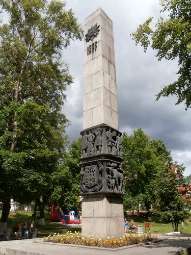 Памятник, посвященный 200 летию Луги