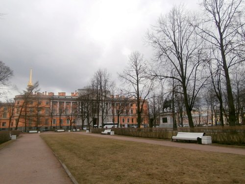 Сквер перед Михайловским замком