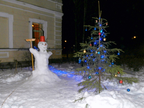 Снеговик возле елочки