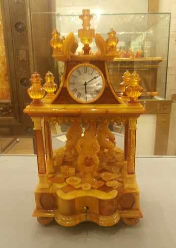 Часы из янтарной мастерской