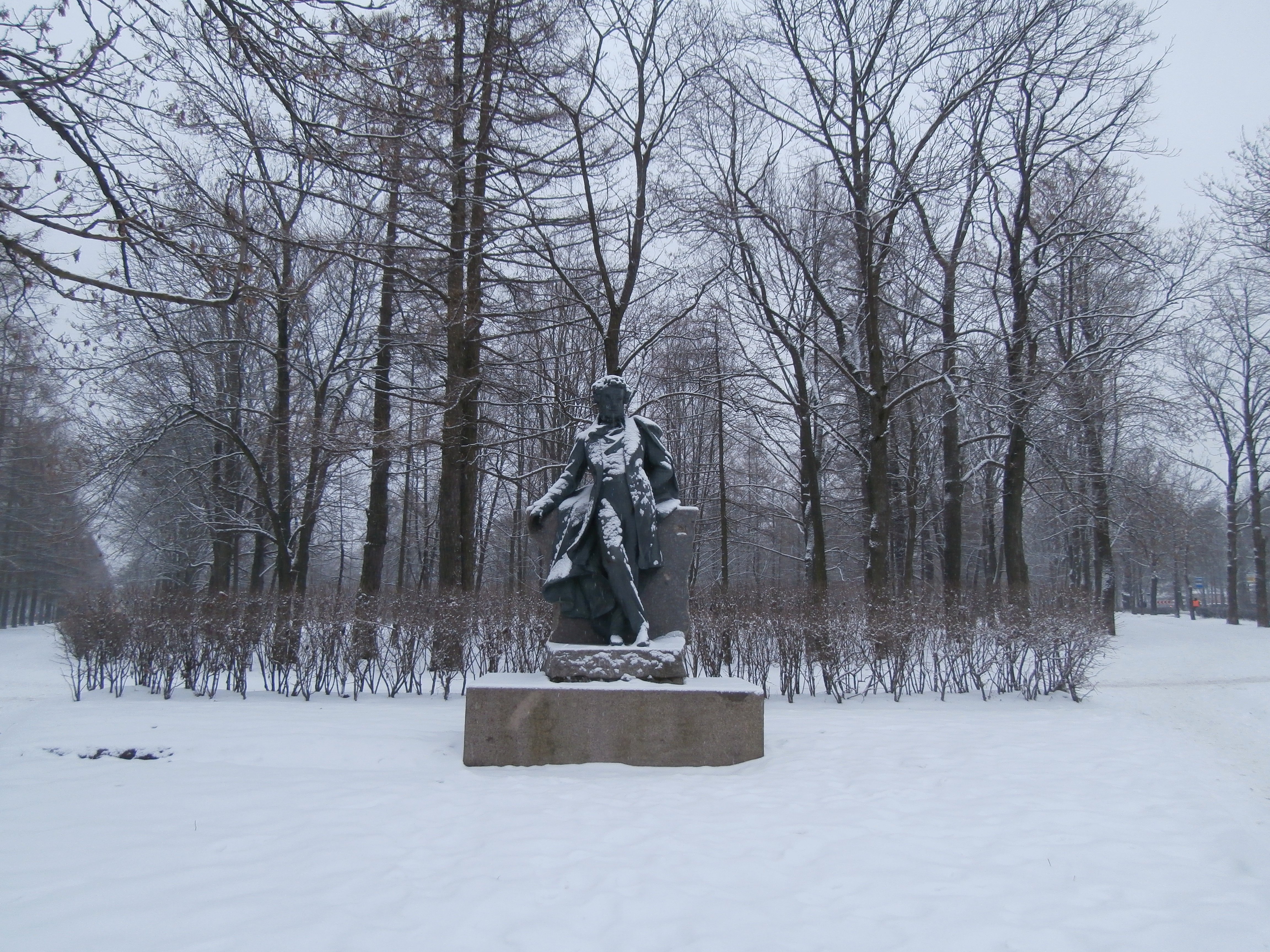 Памятник пушкину в уфе. Памятник в Пушкине зима. Памятник Пушкину зимой. Памятник Пушкину в Луге.