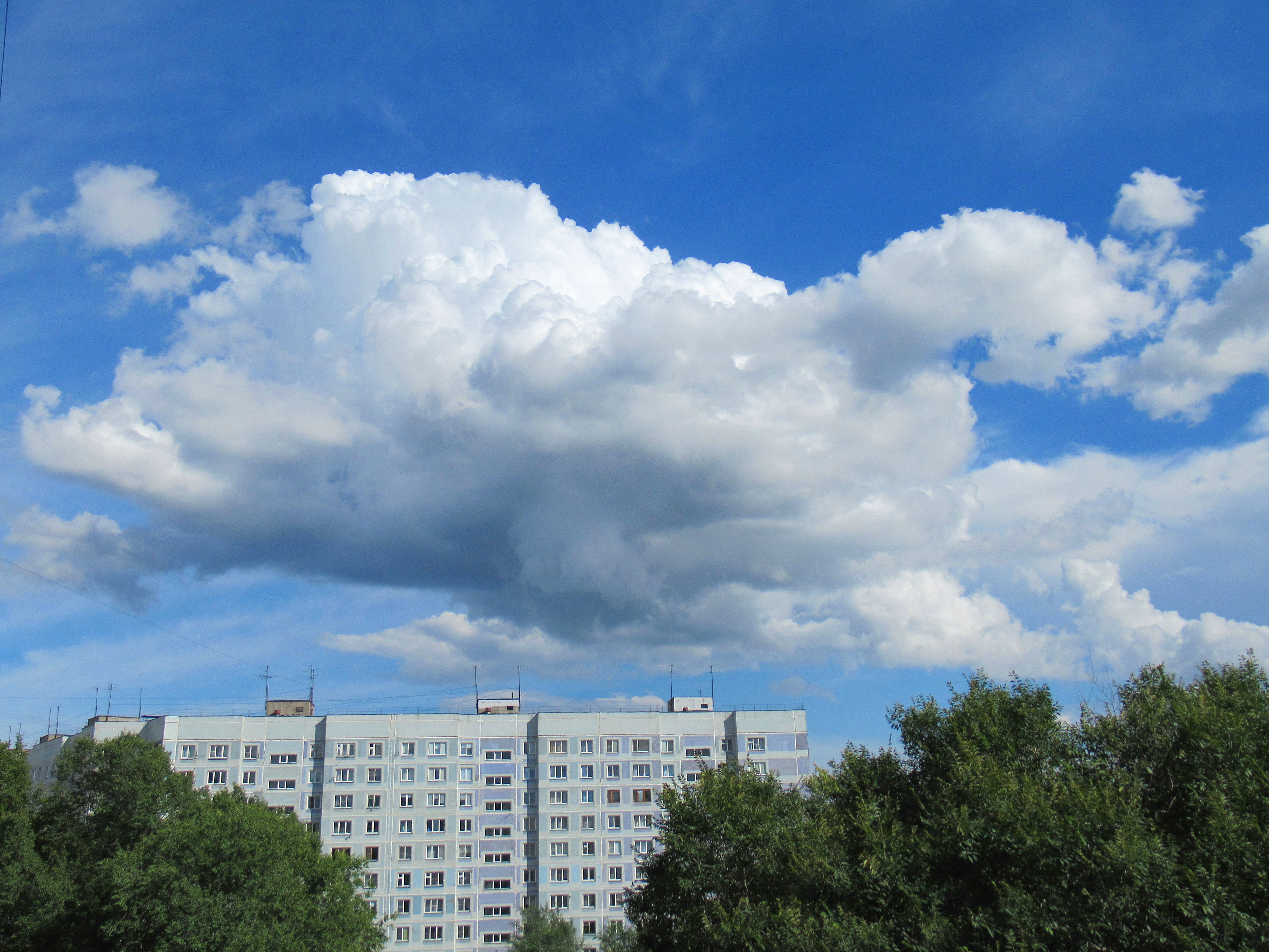 Дома над облаками. Облака Каменск-Уральский. Облака над домом. Облака над городом. Туча над домом.