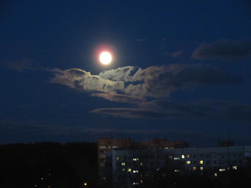 Луна над облаками
