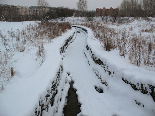 Засыпало речку снегом