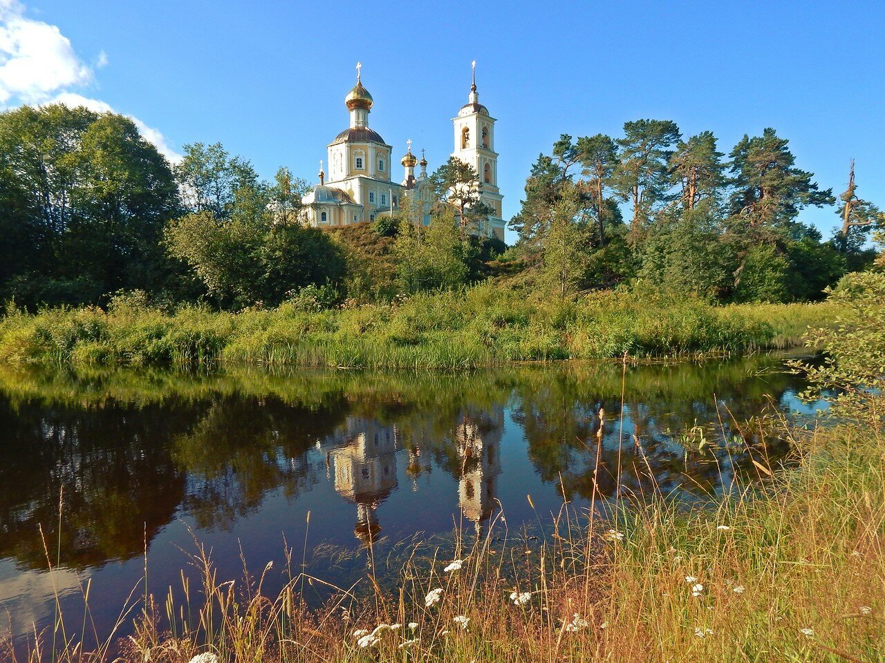 церкви но берегу реки