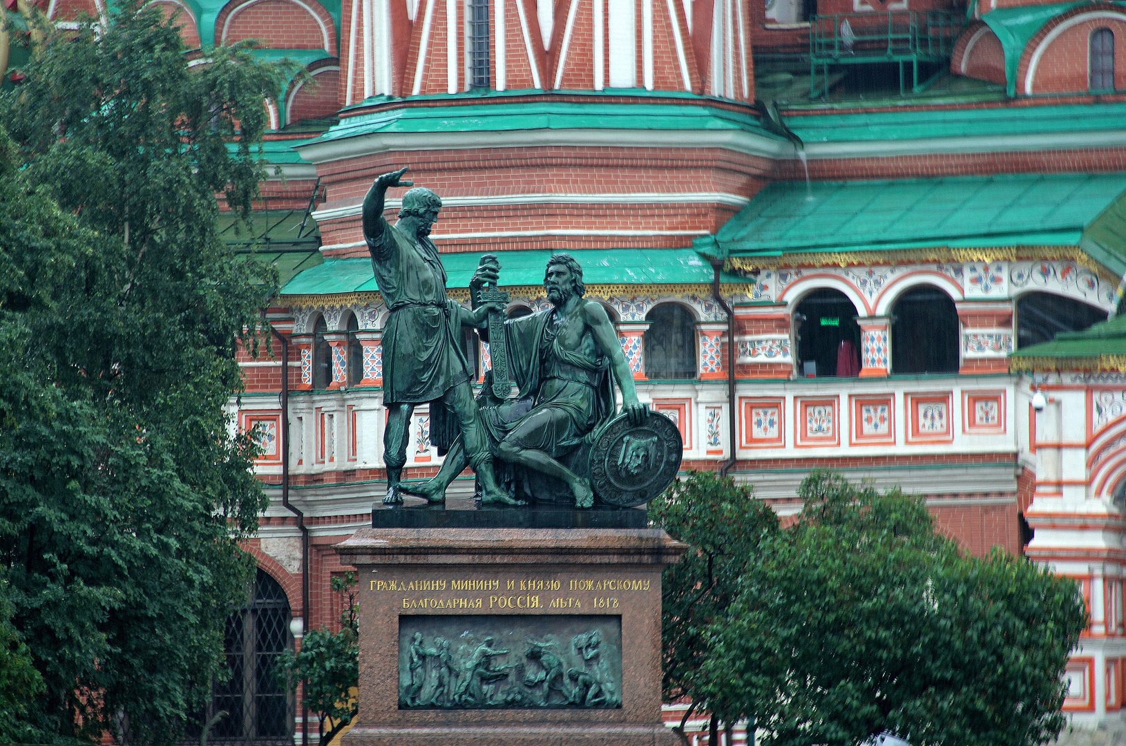 Где стоит памятник пожарского