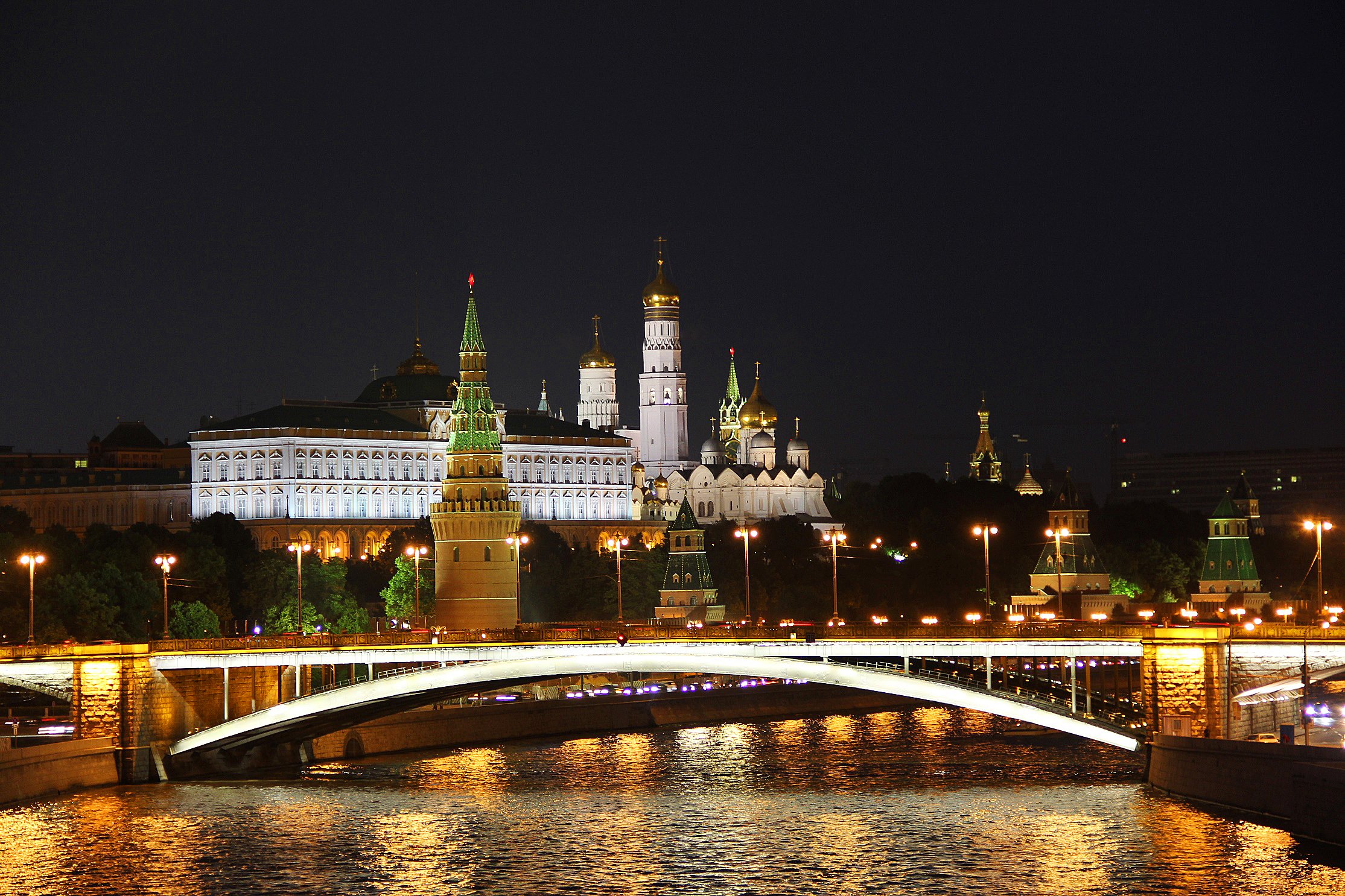 Московский Кремль крепость в центре Москвы. На тихих берегах Москвы. Кремль расположен на высоком левом берегу Москвы-реки. Левый берег Москвы реки.