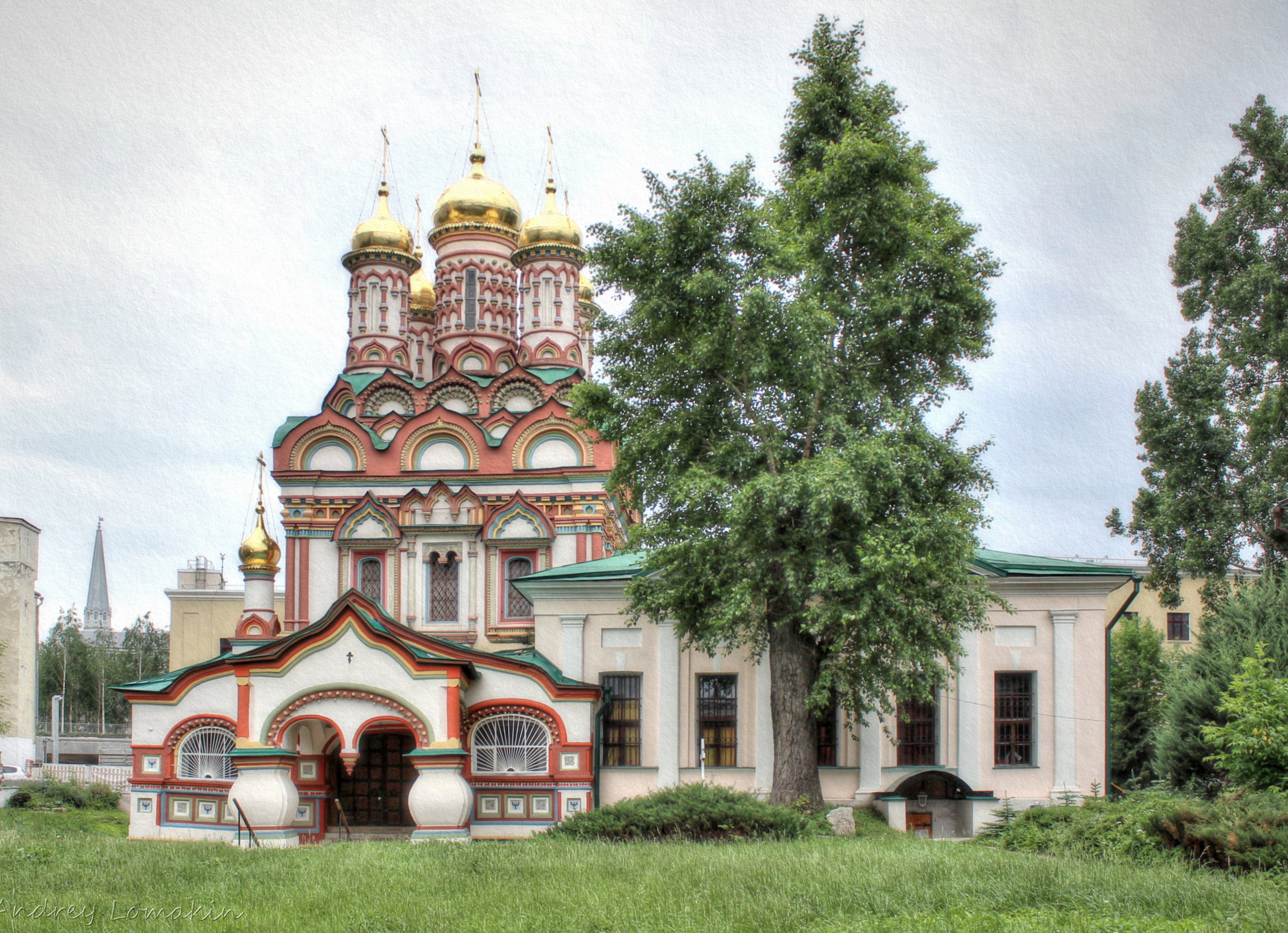 Москва церкви с домами. Храм святителя Николая на Берсеневке. Церковь Николы Чудотворца на Берсеневке. Храм святителя Николы на Берсеневке в Москве. Храм Николая Чудотворца Берсеневская набережная.