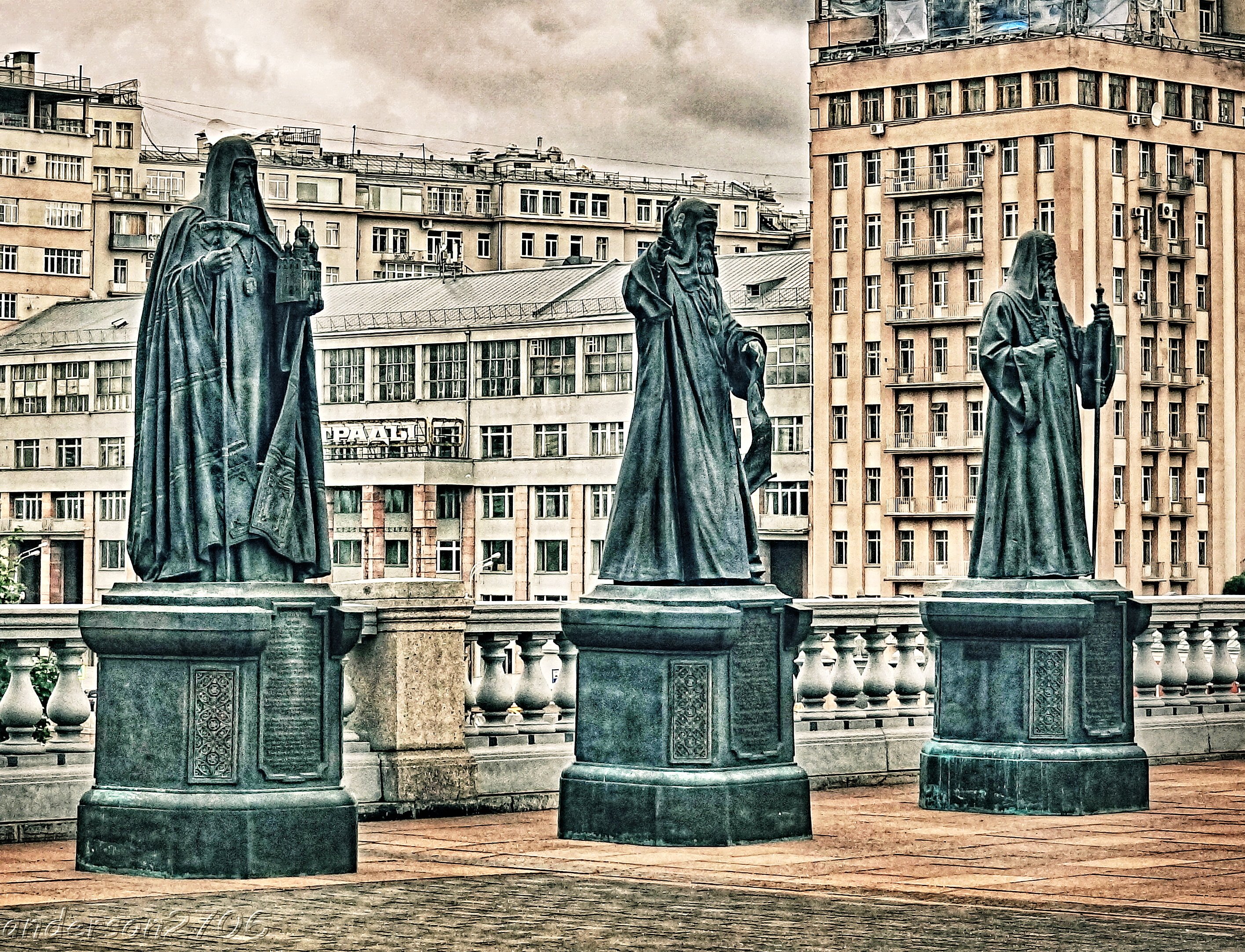 Памятник архитекторы москвы. Памятник архитектору в Москве. Современные памятники архитекторам. Невысокие православные памятники. Тон его самые известные памятники Архитектор.