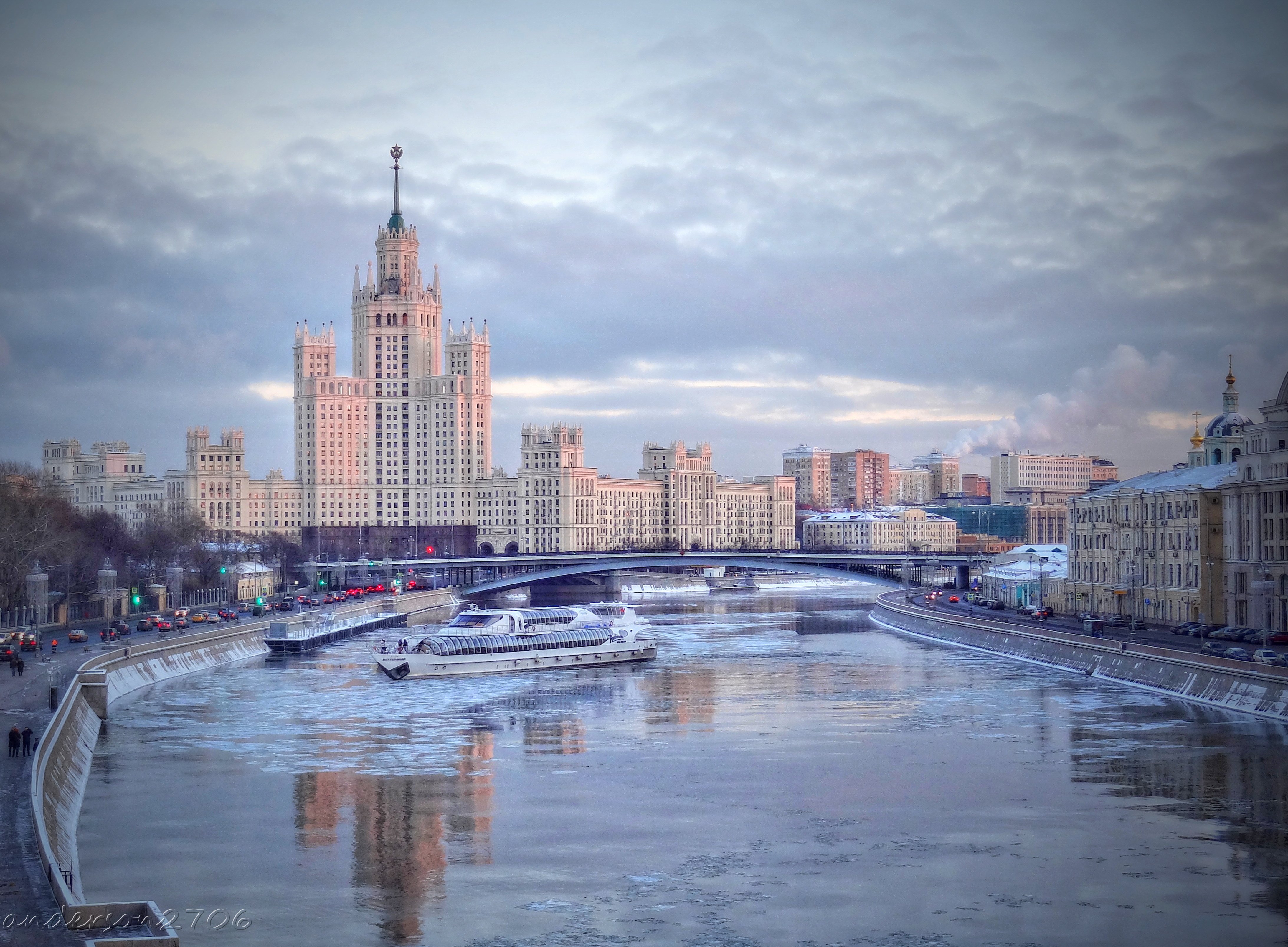 Река улица. Высотка на Котельнической набережной зима. Сталинская высотка на Москва реке. Высотка на набережной Москвы реки. Высотка на Котельнической набережной зимой.