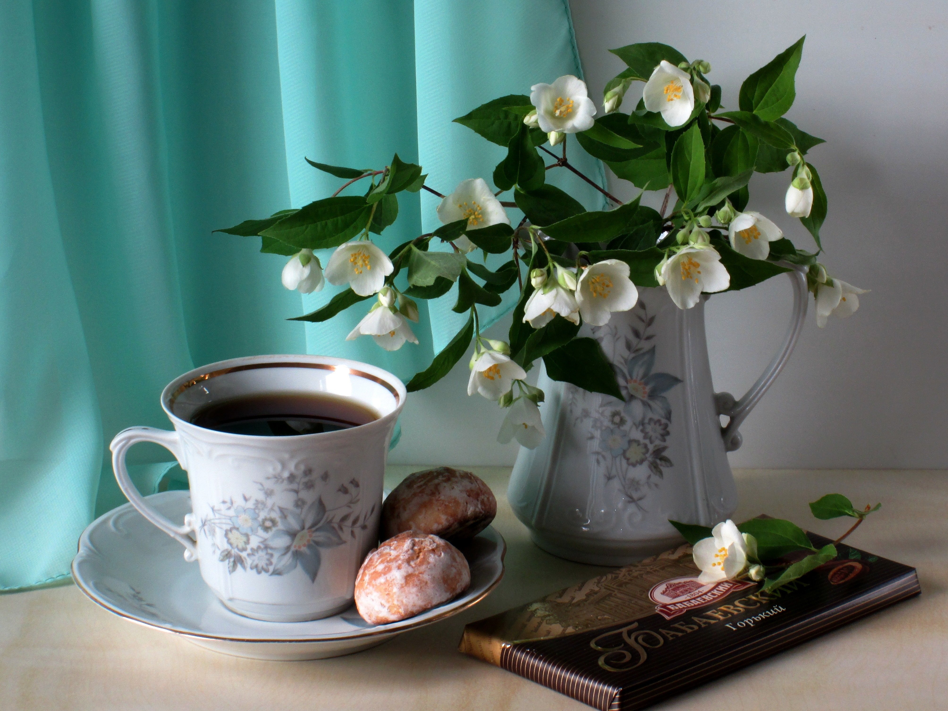 Чашка кофе натюрморт с цветами