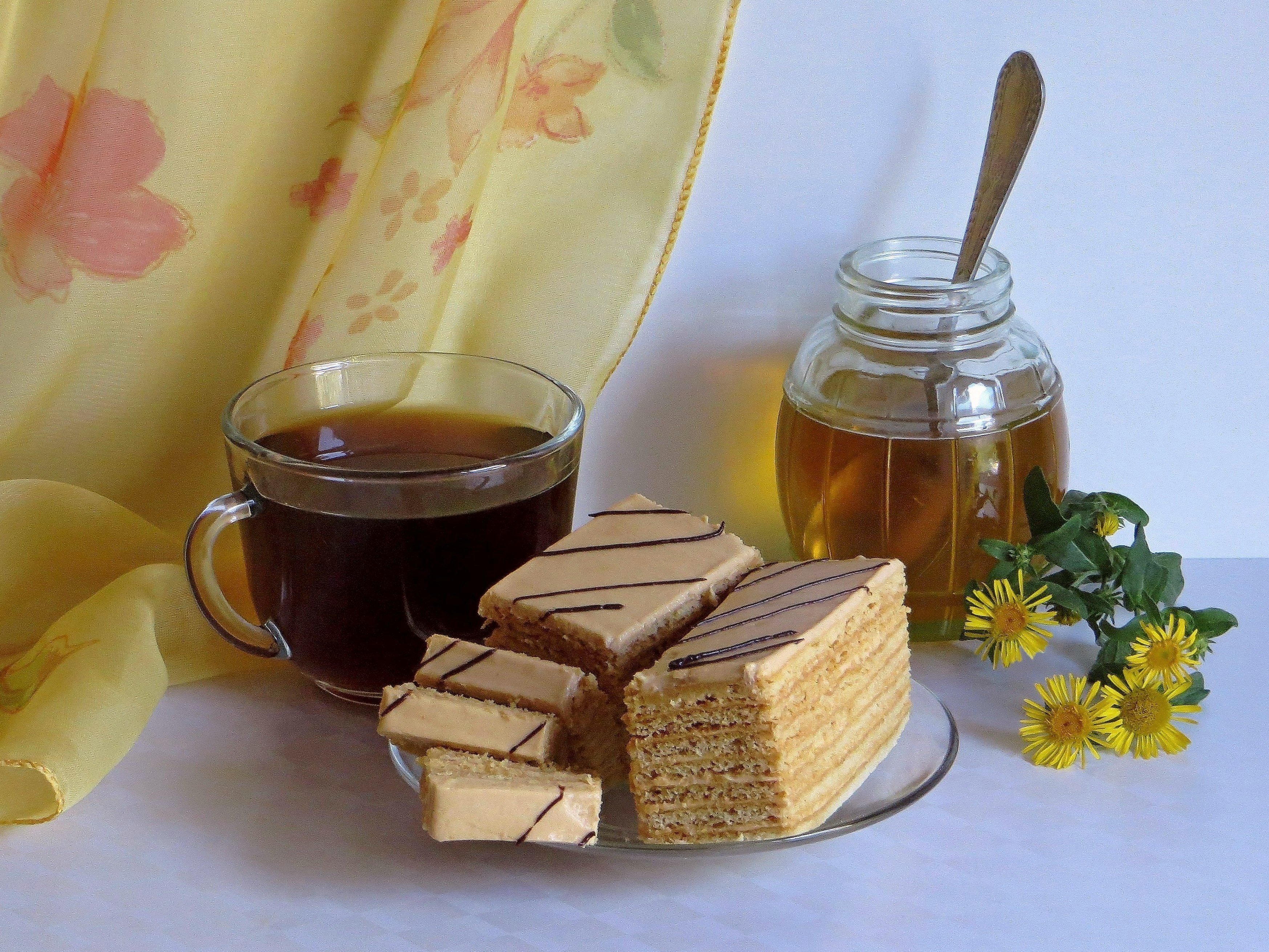 Чай с медом вред. Чай с медом. Мед с чаем. Сладости с медом. Чаепитие с медом.