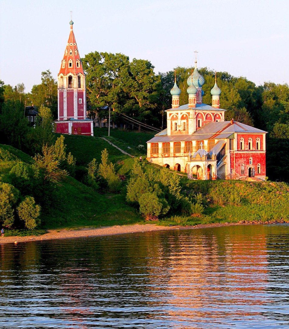 Церкви на берегу волги