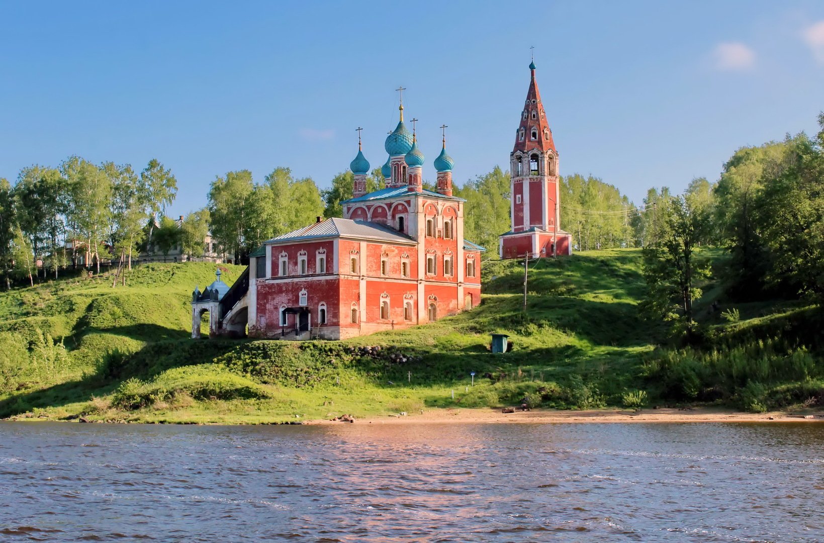 Церкви на берегу волги