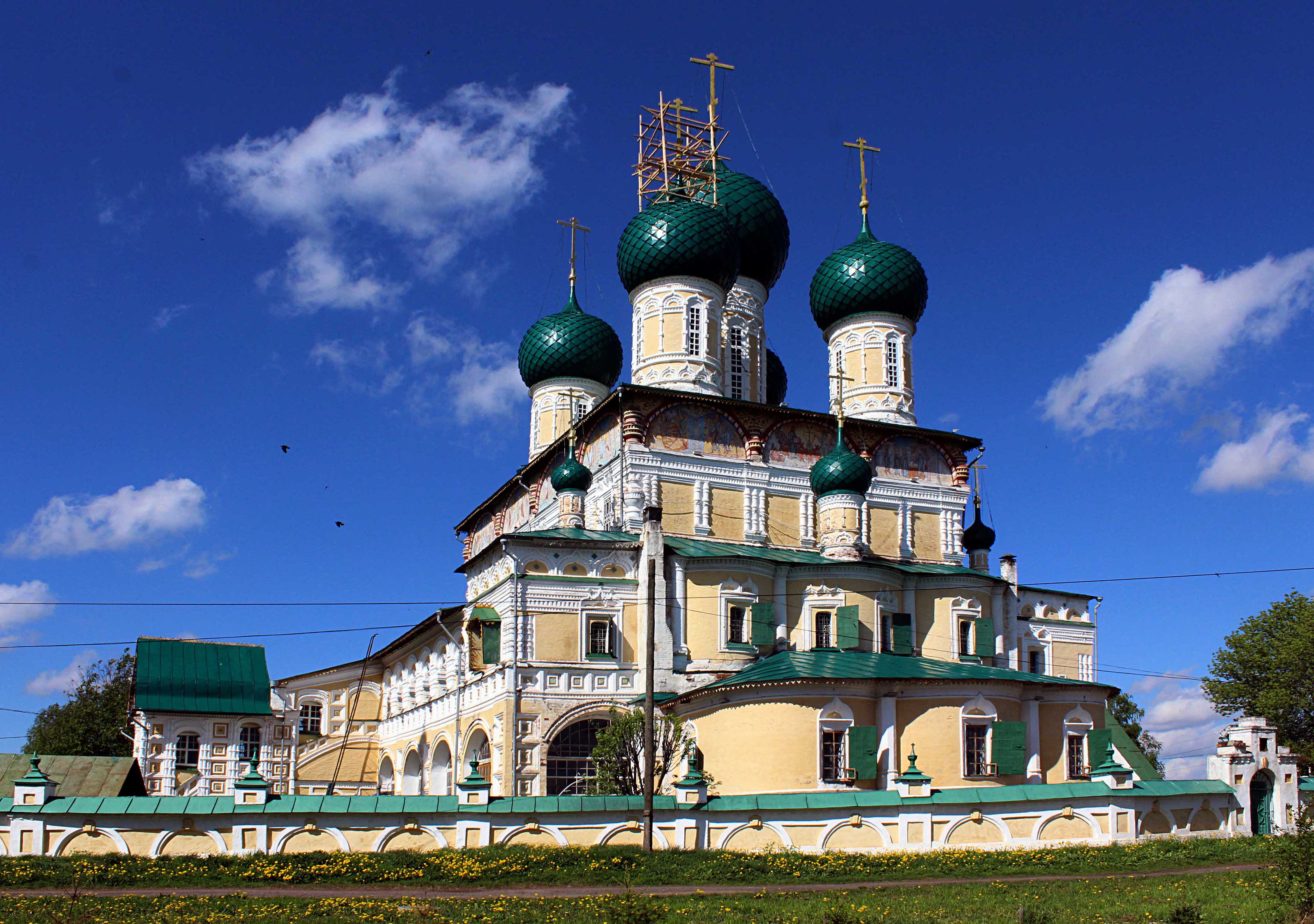 Ярославль тутаев. Город Тутаев Воскресенский собор. Тутаев достопримечательности Воскресенский собор. Храм в городе Тутаев Воскресенский собор. Городок Тутаев.