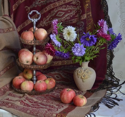 Натюрморт с яблоками и астрами