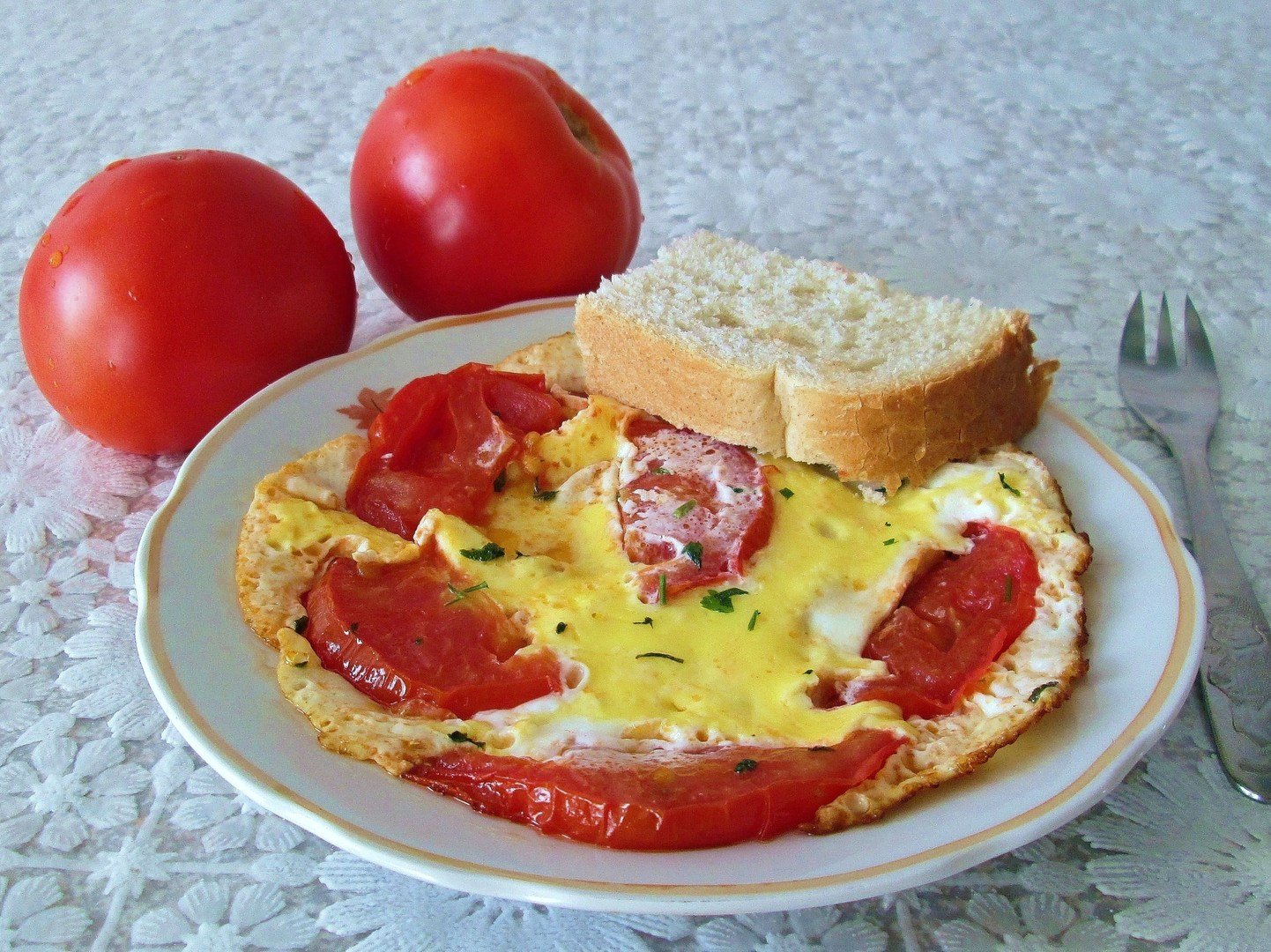 Как приготовить яичницу с помидорами и хлебом