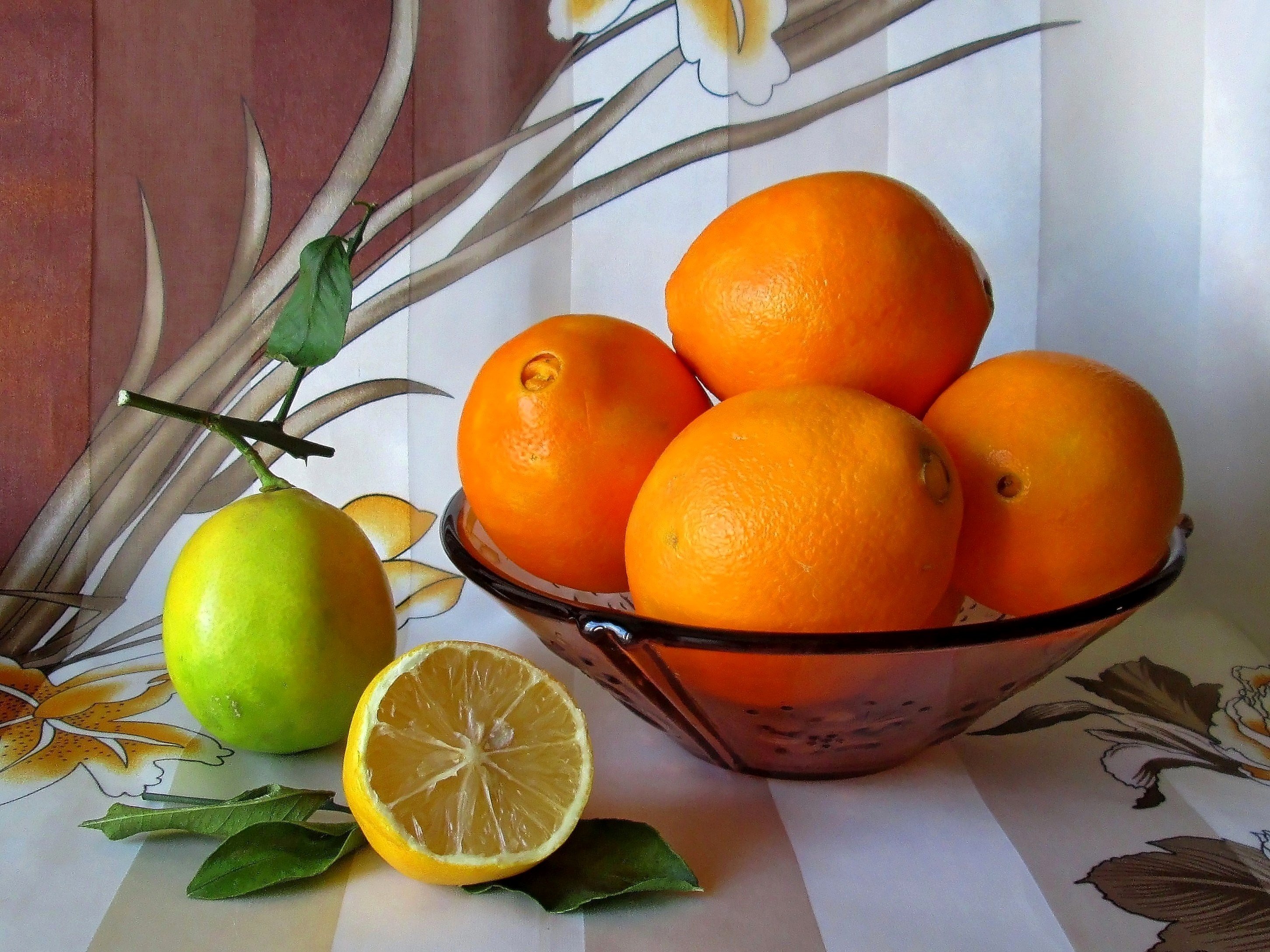 на столе лежит апельсин яблоко и банан