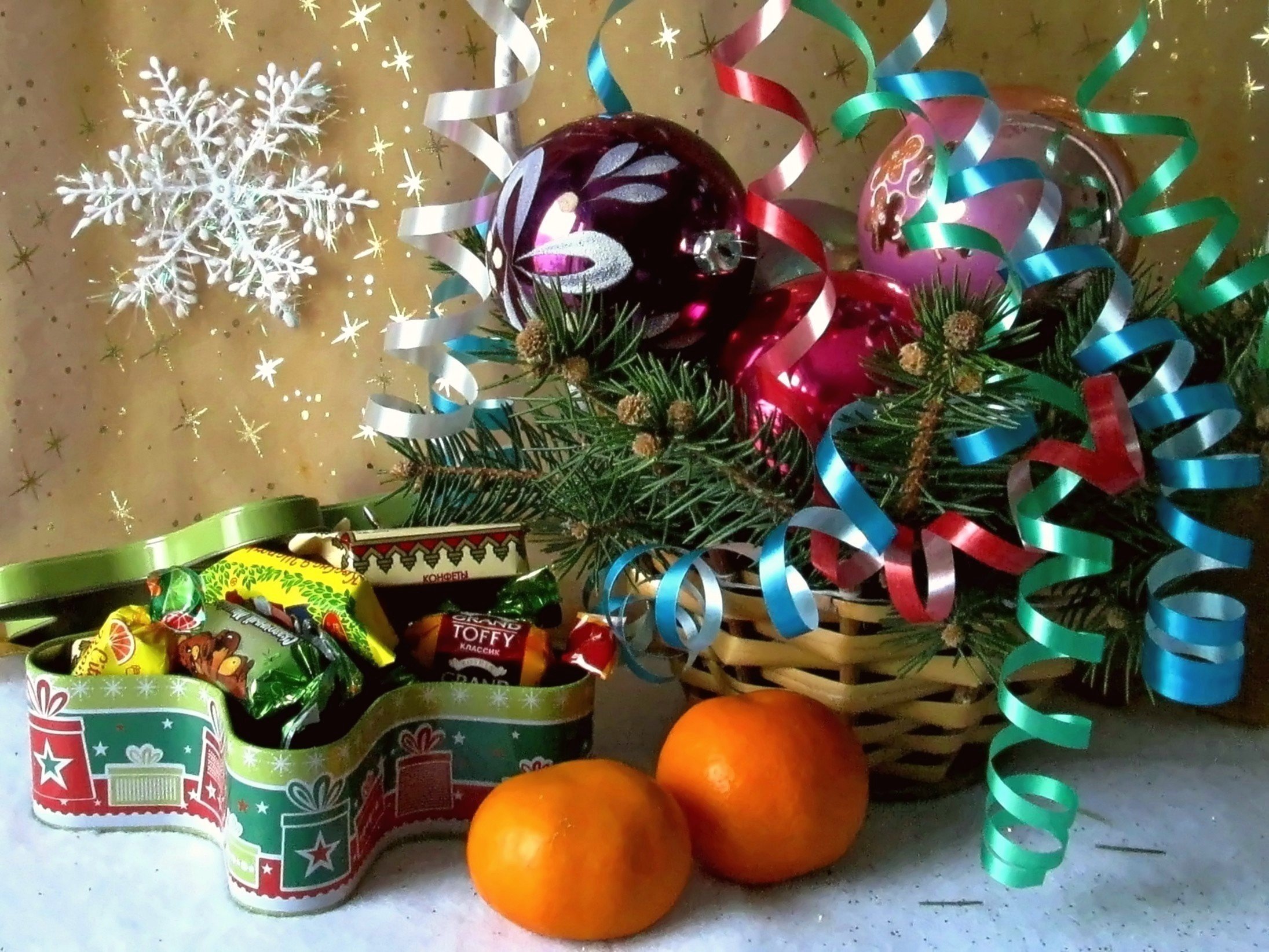 Новый год подарки мандарины. Подарки под ёлкой. Новогодние подарки конфеты. Елка с мандаринами и конфетами. Мандарины новый год.