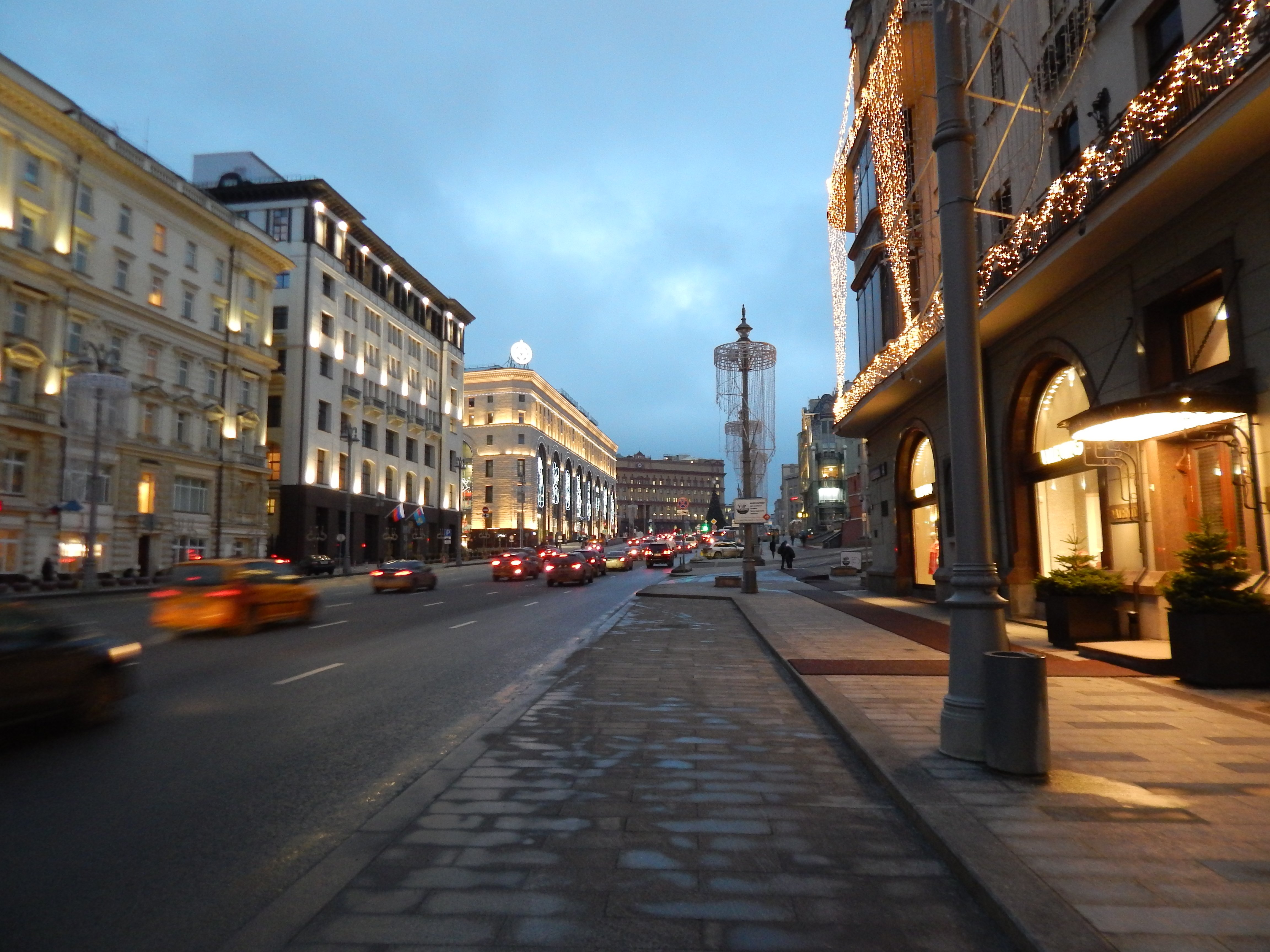 Улица левая. Театральный проезд фото. Замок.на.театральном.проезде.