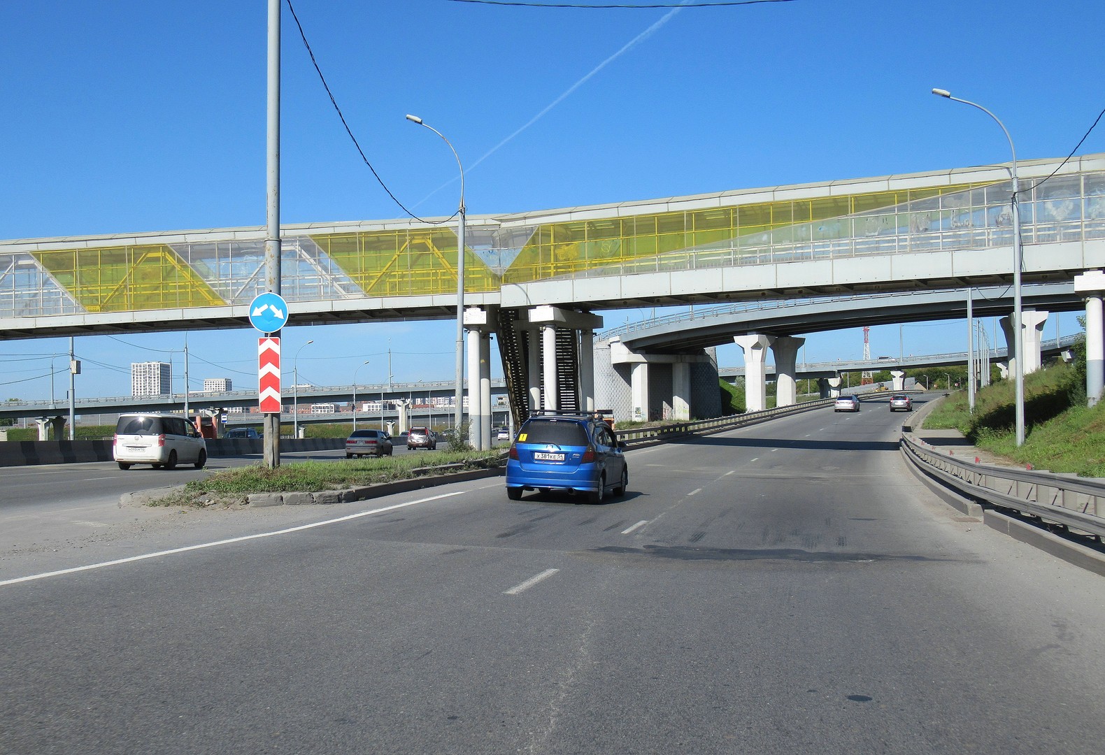 Заехал на мост. Заезд на мост. Кольцевая дорога Калининград. Мост на заезде в Уфу. Машина заезжает на мост