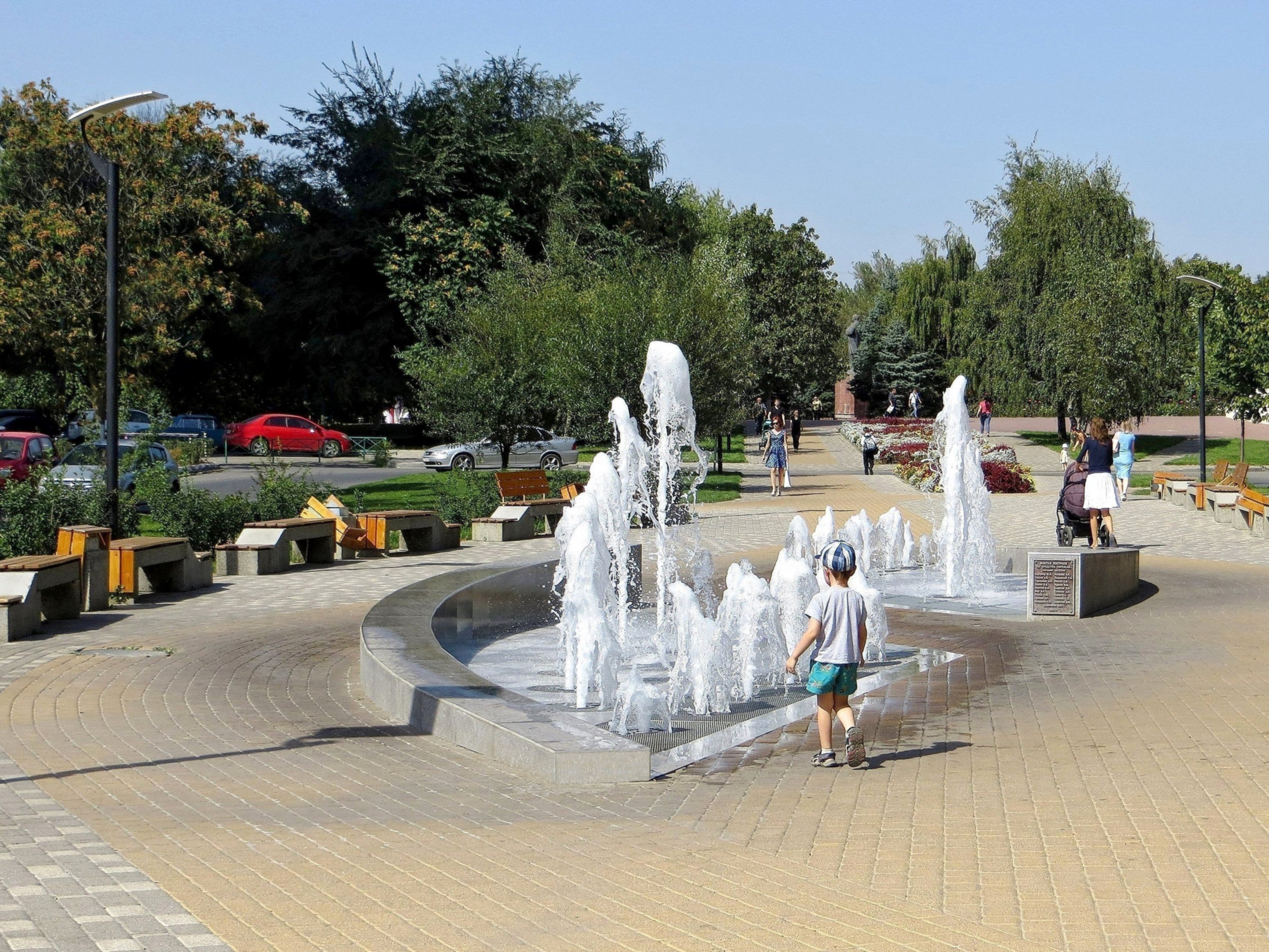 Город аксай ростовской. Аксай парк. Парк в Аксае Ростовской области. Фонтан в Аксае Ростовской области. Фонтан Аксай Карла Либкнехта.