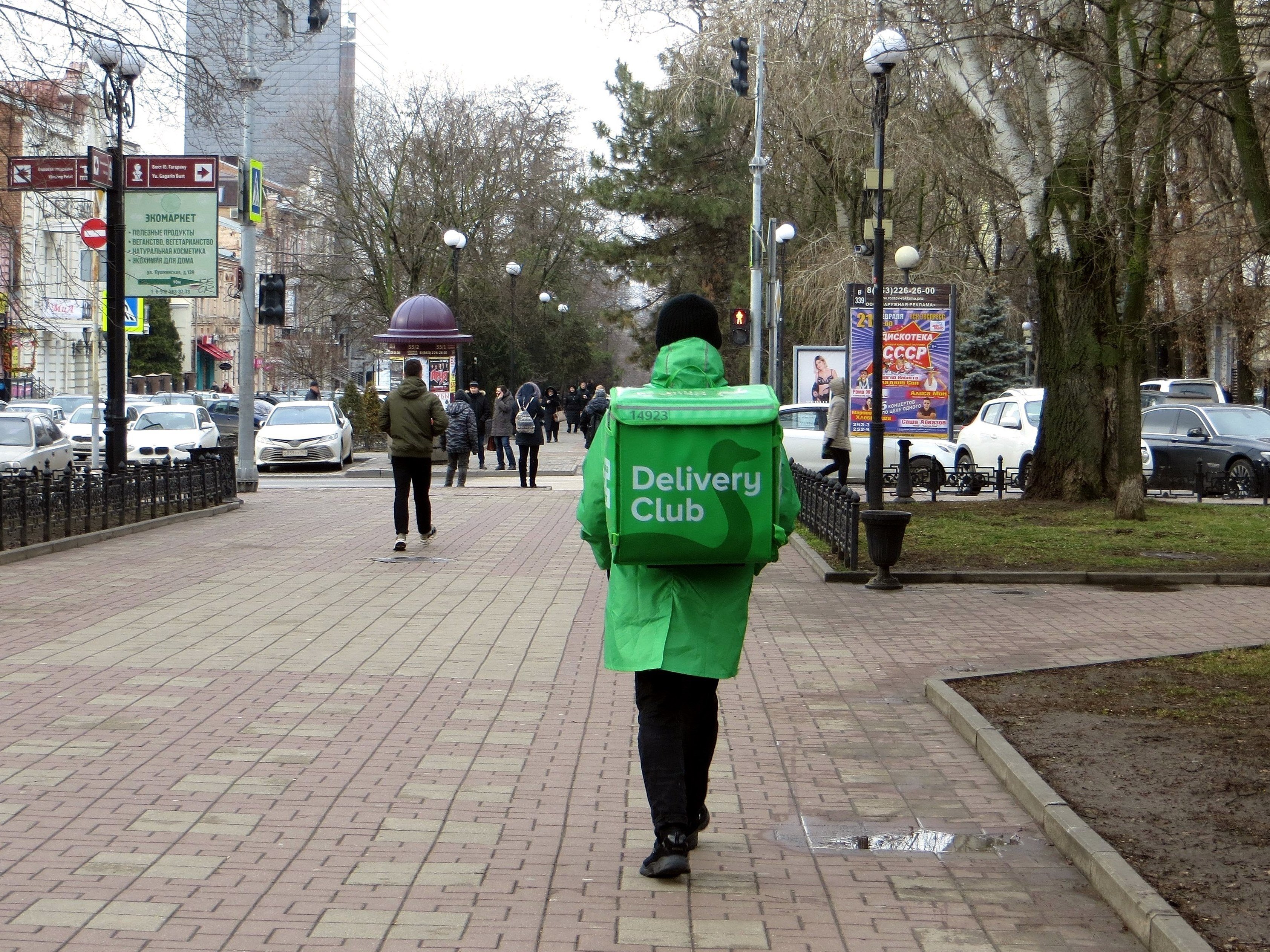 Курьер ростов. Курьер. Курьер delivery Club фото. Курьер Деливери клаб Новосибирск. Плащ delivery Club.