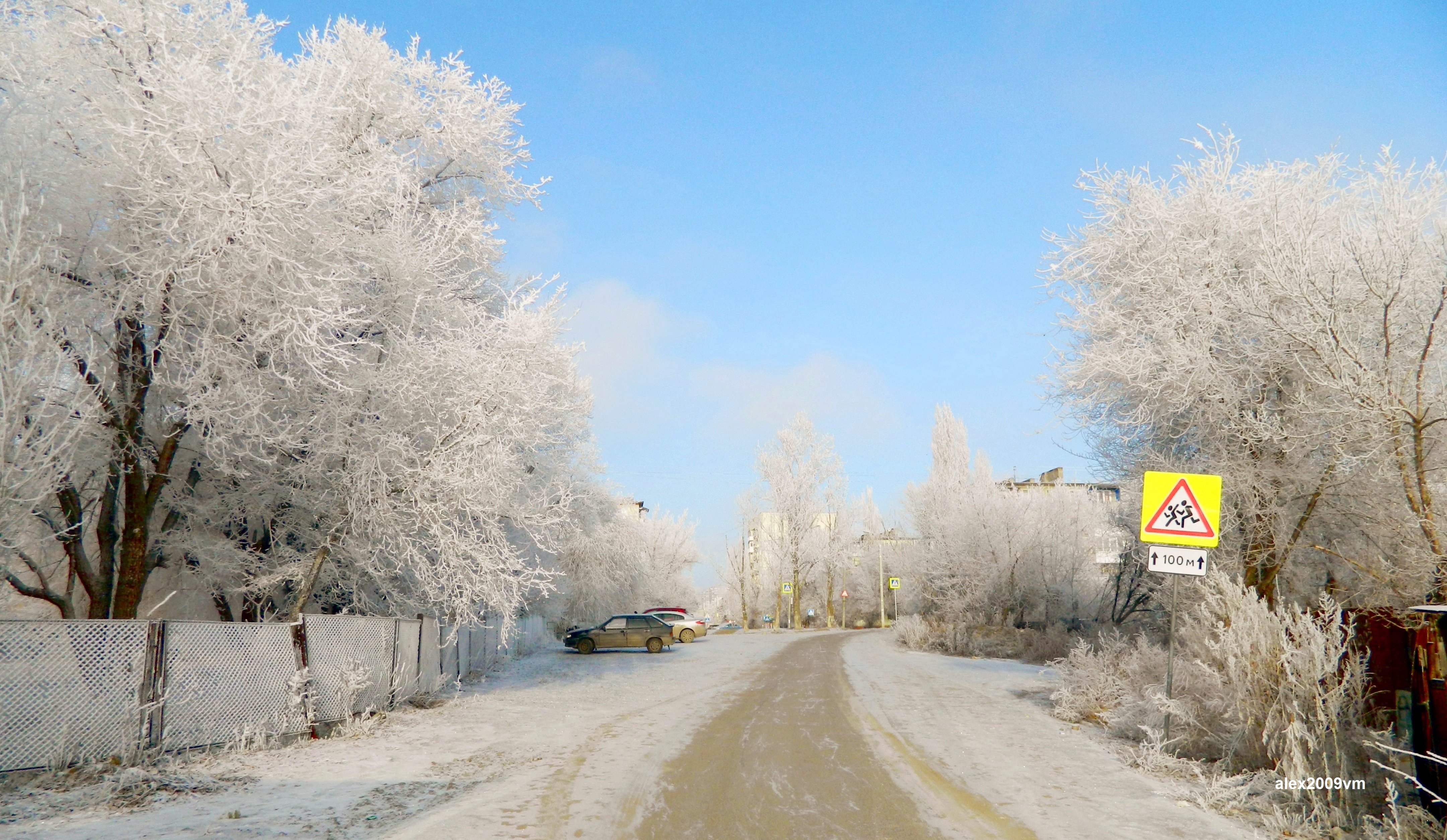 Украсились серебристым инеем. Иней в городе Волгограде. Иней Ставрополь. Железноводск иней фото. Саратов город иней.