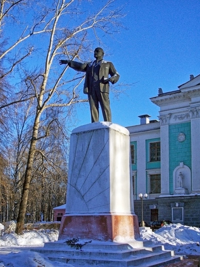 Памятник перед. Памятник Ленину в Глазове. Памятник Ленину в Глазове на вокзале. Памятник Дзержинскому в Глазове. ДК Россия Глазов.