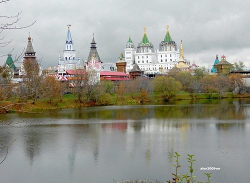 На берегу пруда кремль стоял