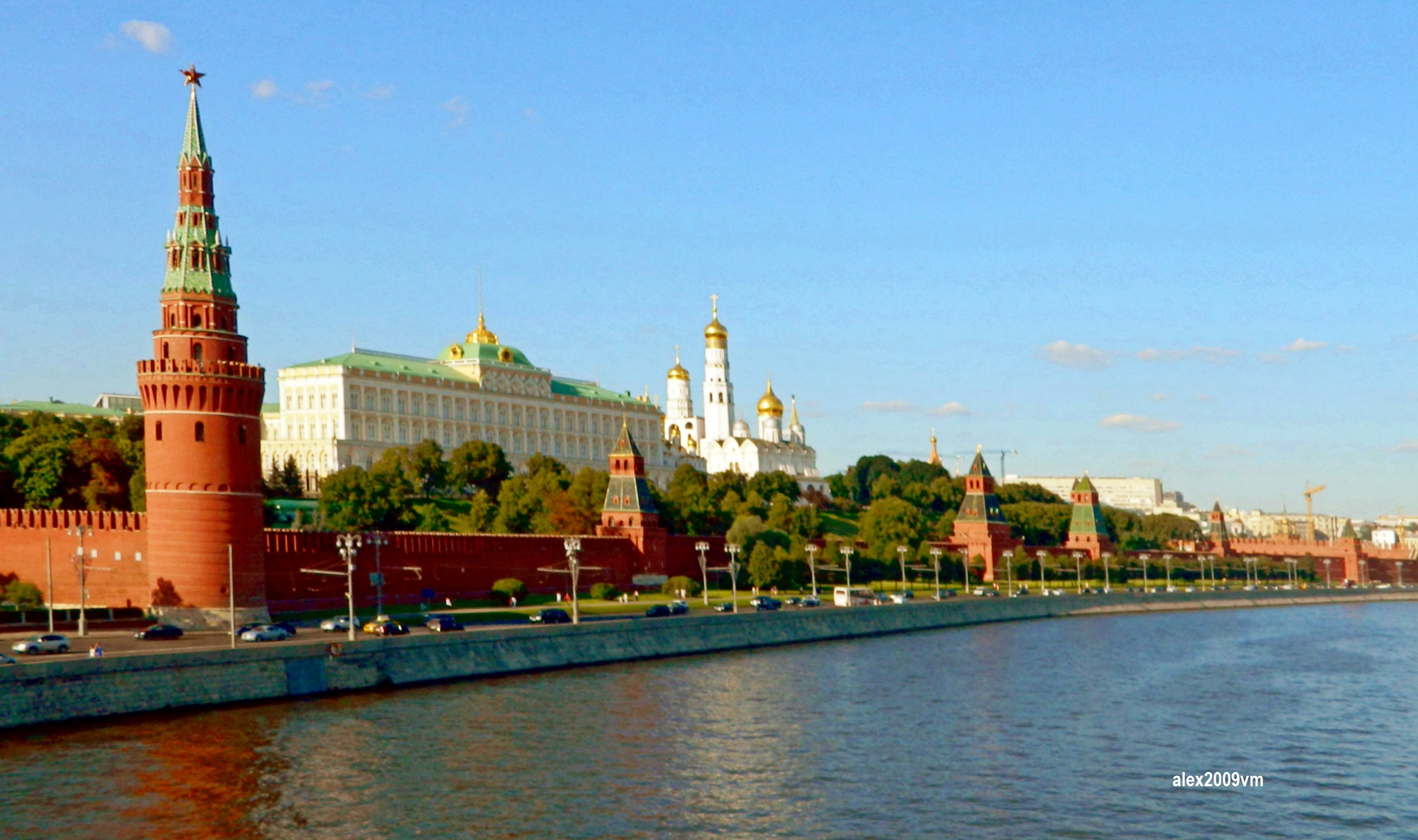 Г москва 300. Москва река рассвет Кремль 1941. Москва лето. Москва река летом. Москва картинки.