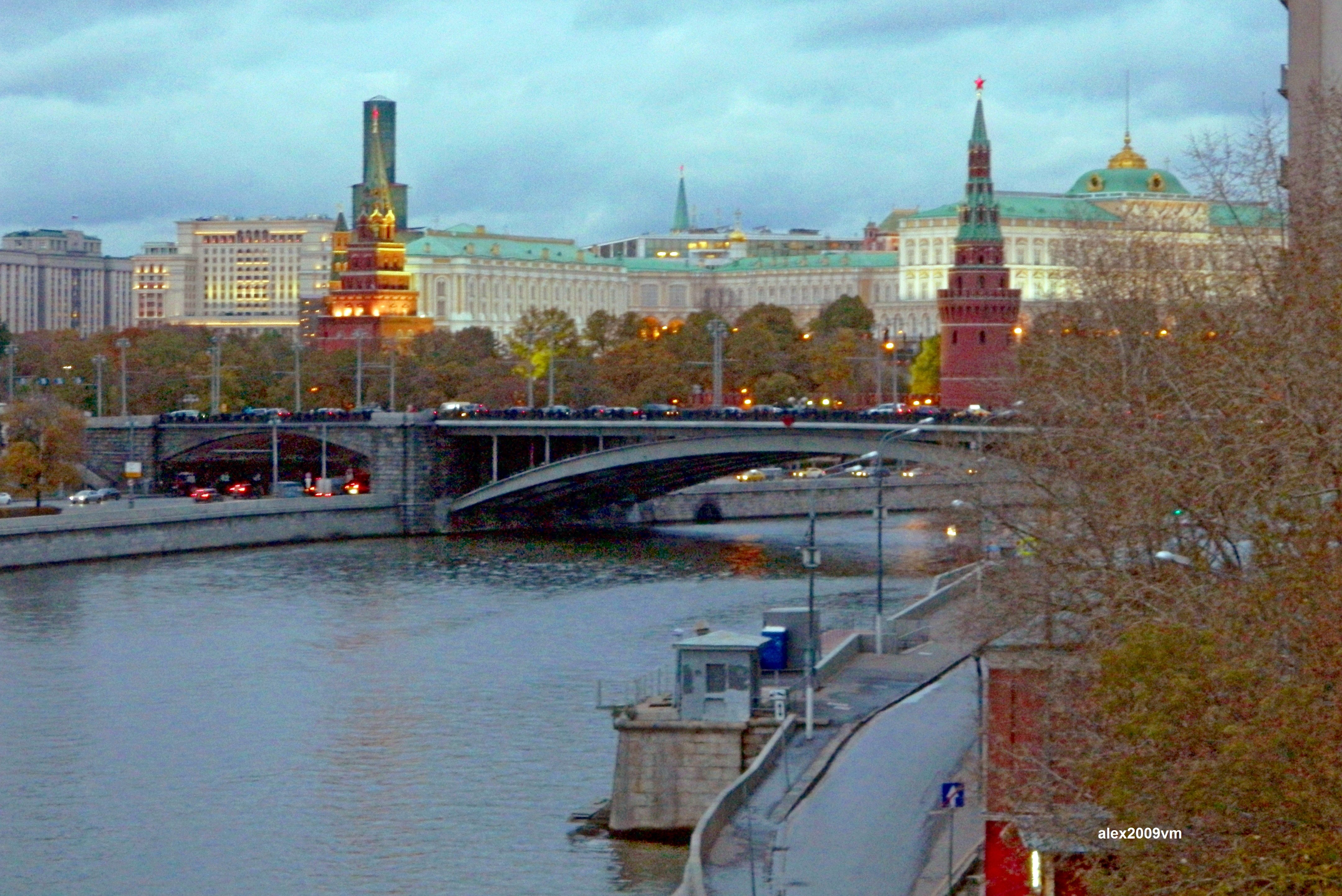 Московский следующий. Большой каменный мост в Москве.