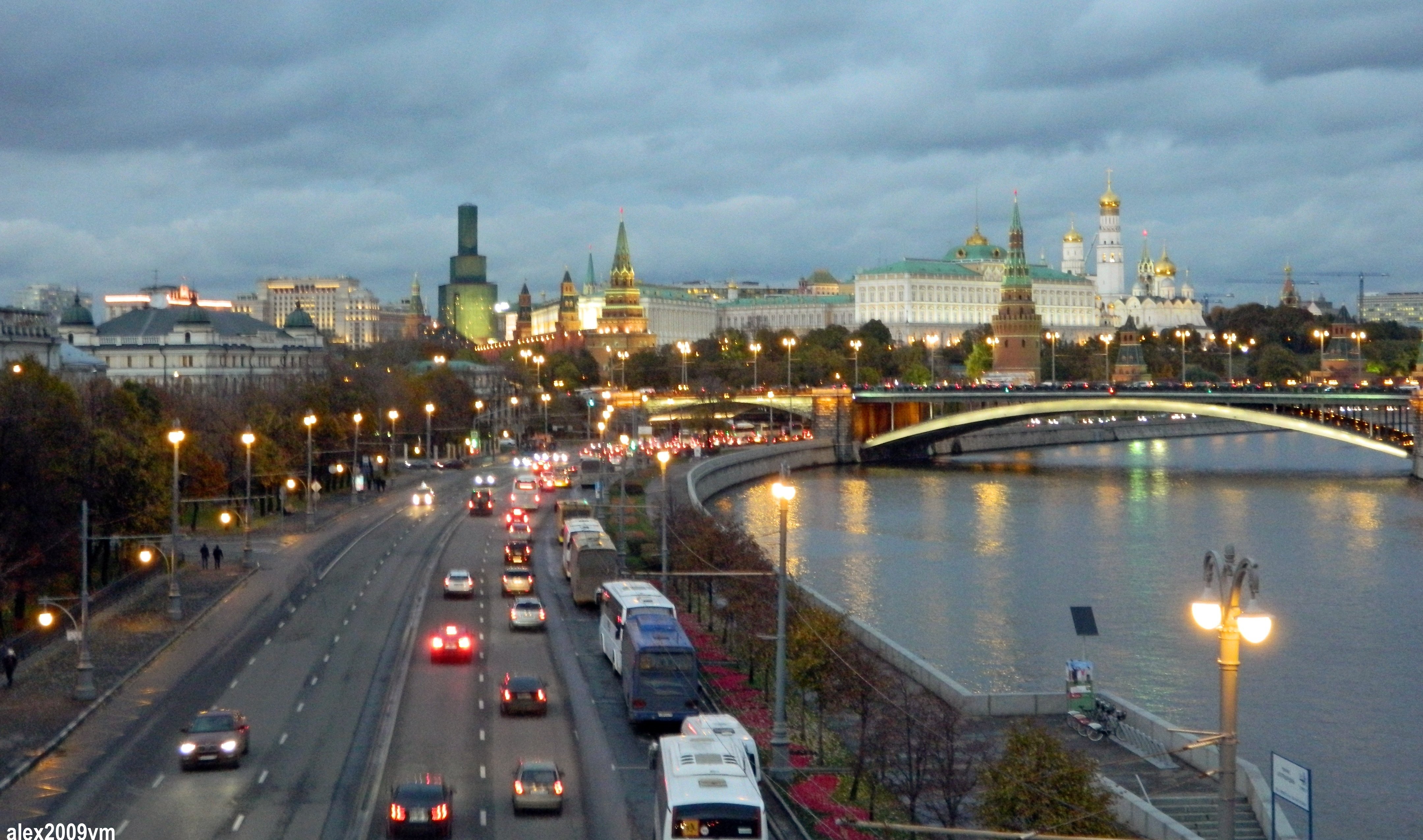 Кремлевская набережная москва фото