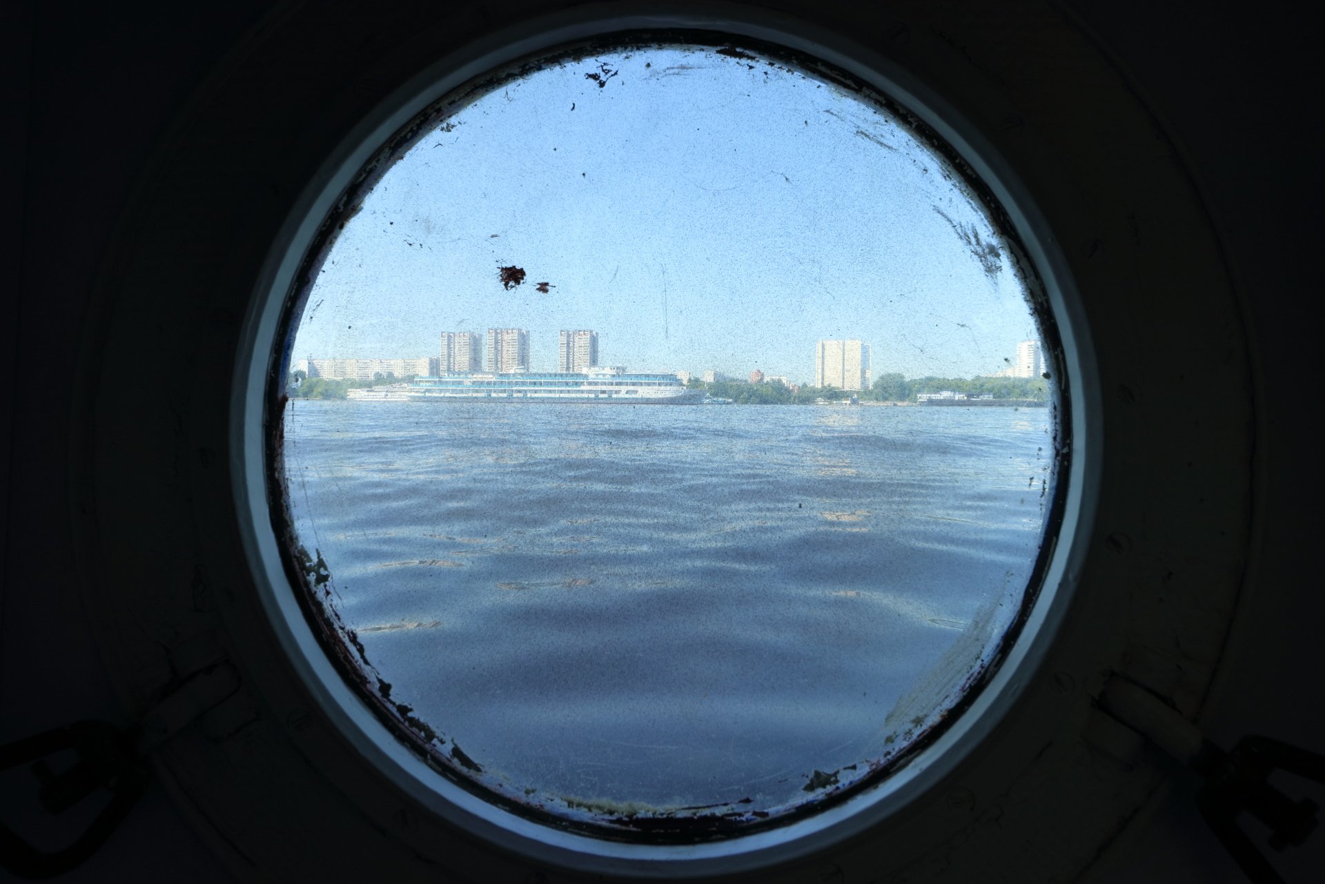 Окно парохода. Иллюминатор меллстрой. Вид из иллюминатора подводной лодки. Иллюминатор на теплоходе. Окно иллюминатора.