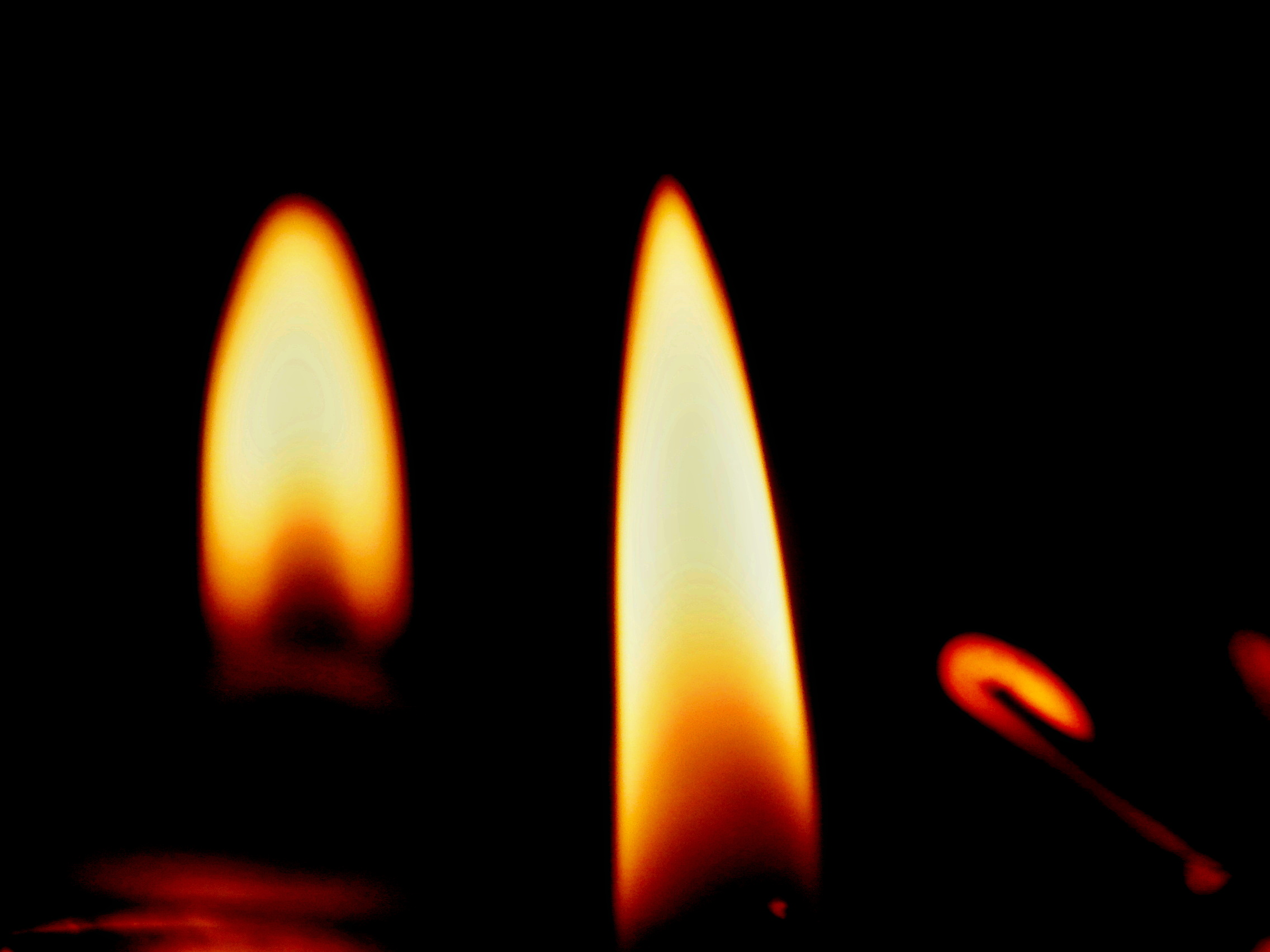 Свечи горят ровно. Горящие свечи. Пламя свечи в отражении. Свечи ясно горят. Обои на телефон свеча горящая.