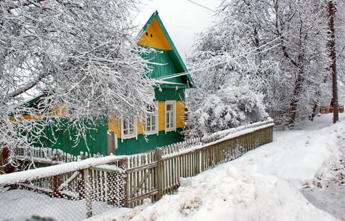 зима принарядила домик