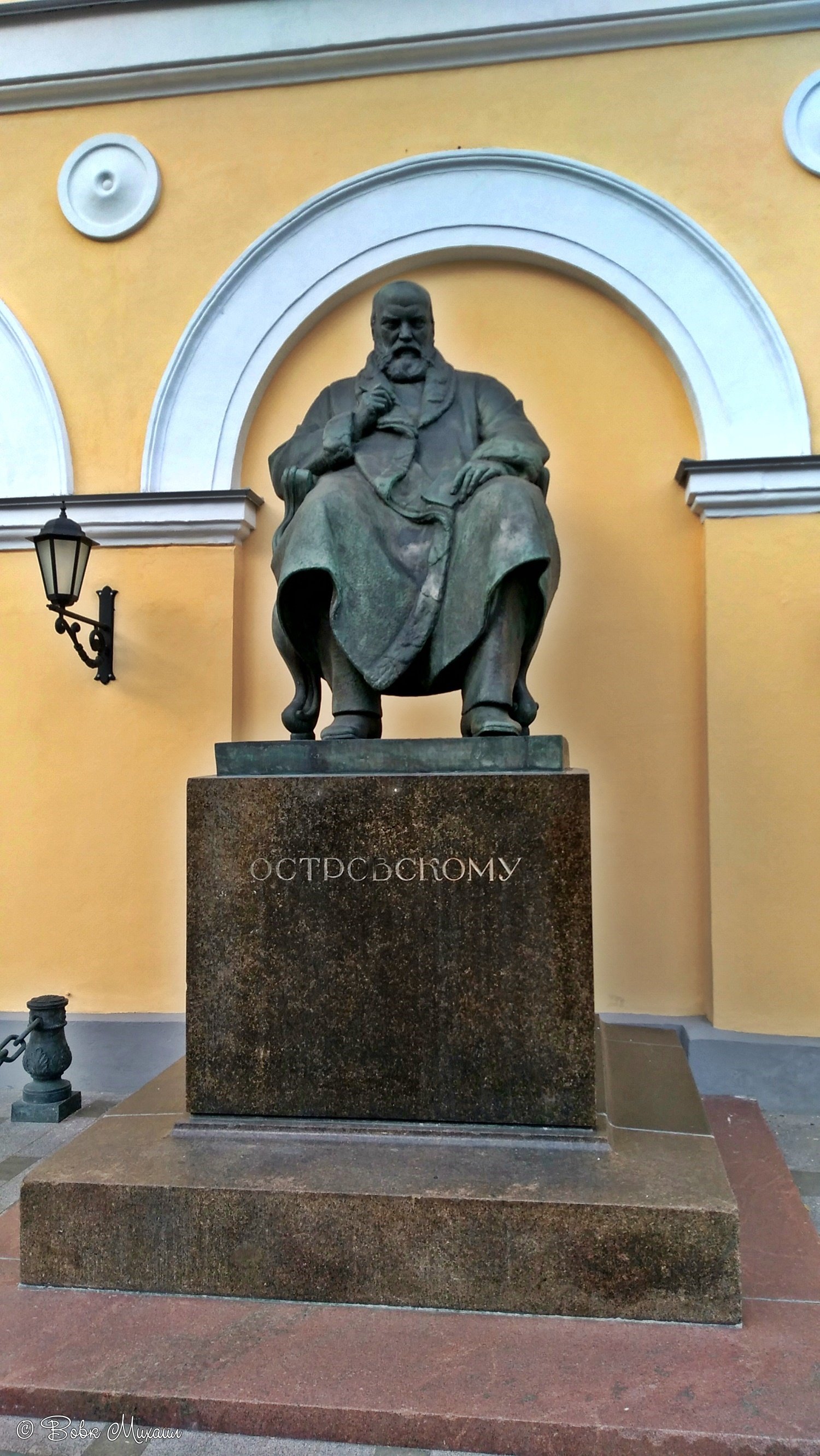 памятник около малого театра в москве