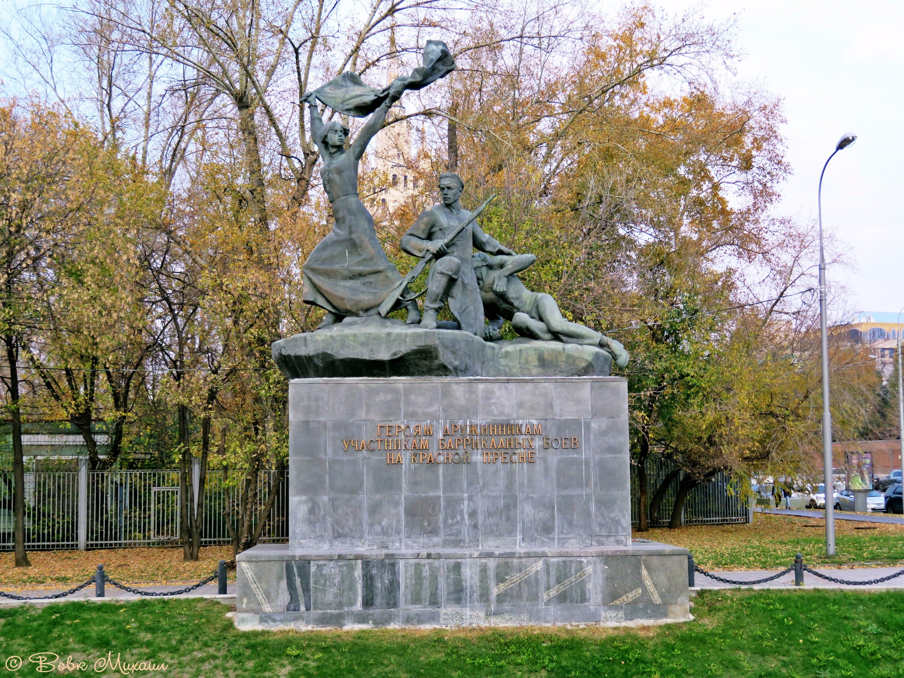 Памятник участникам. Памятник участникам боёв на красной Пресне. Героям-дружинникам, участникам баррикадных боев на красной Пресне. Статуя в парке 1905 года на Пресне. Памятник героям дружинникам баррикадных боев на красной Пресне.