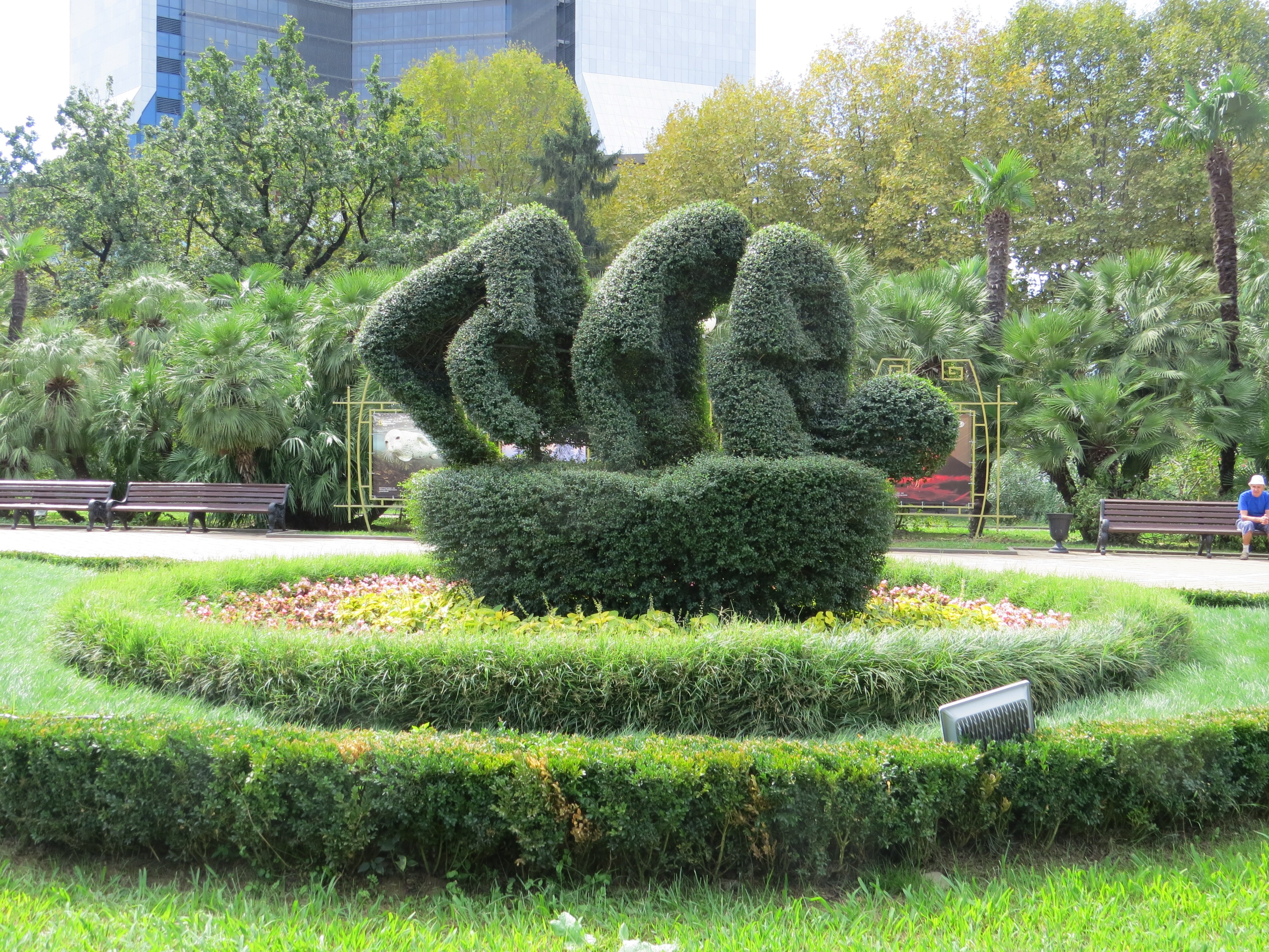 Благодаря зеленым фигурам в крылатском парке можно окунуться в атмосферу загадочности и вдохновения