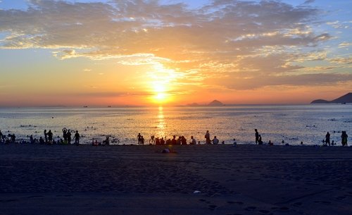Рассвет над морем на пляже в Ня Чанге
