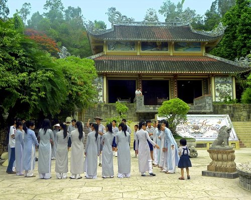 Вьетнамские школьники на занятиях в монастыре