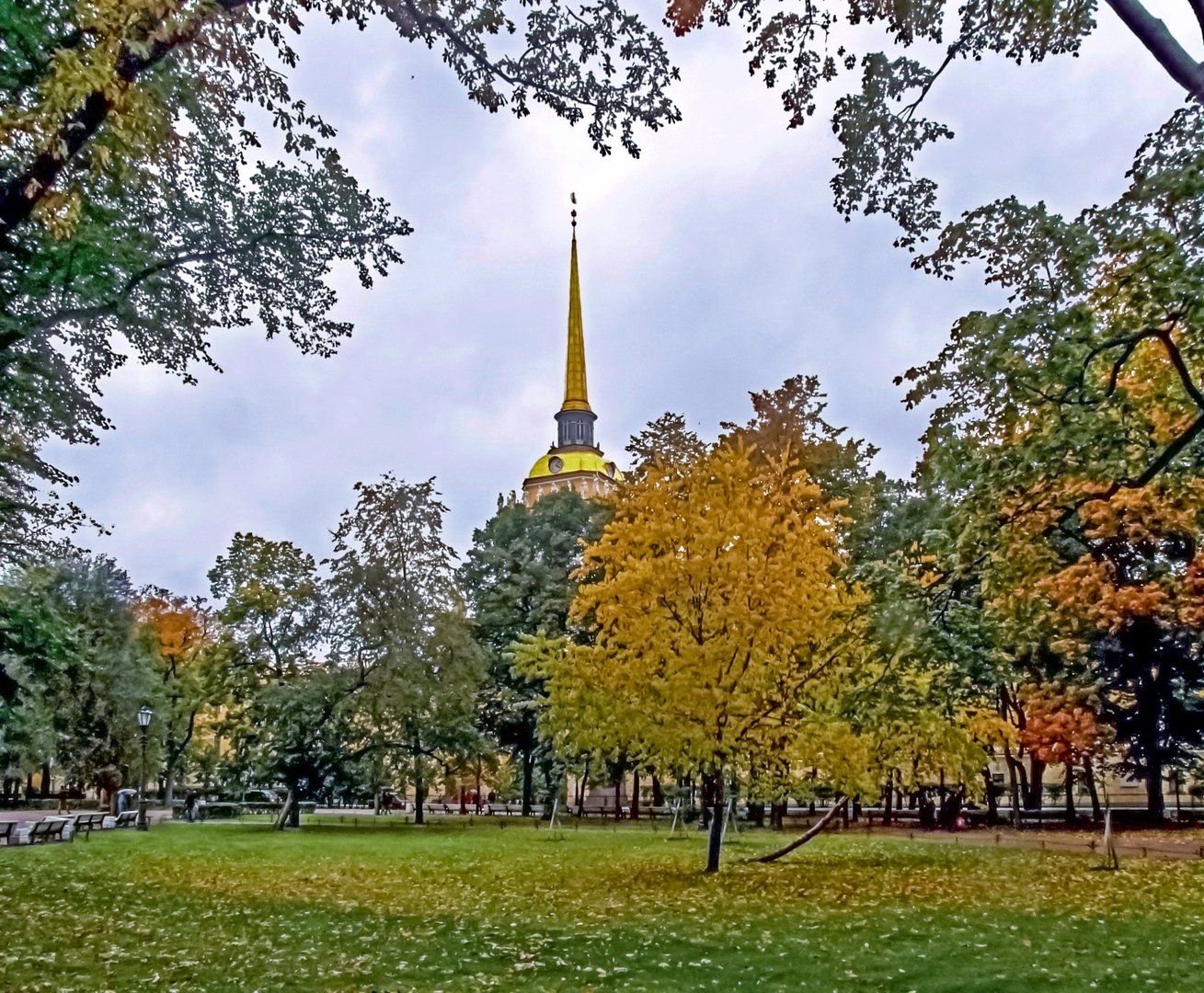 Адмиралтейский сад в Санкт-Петербурге