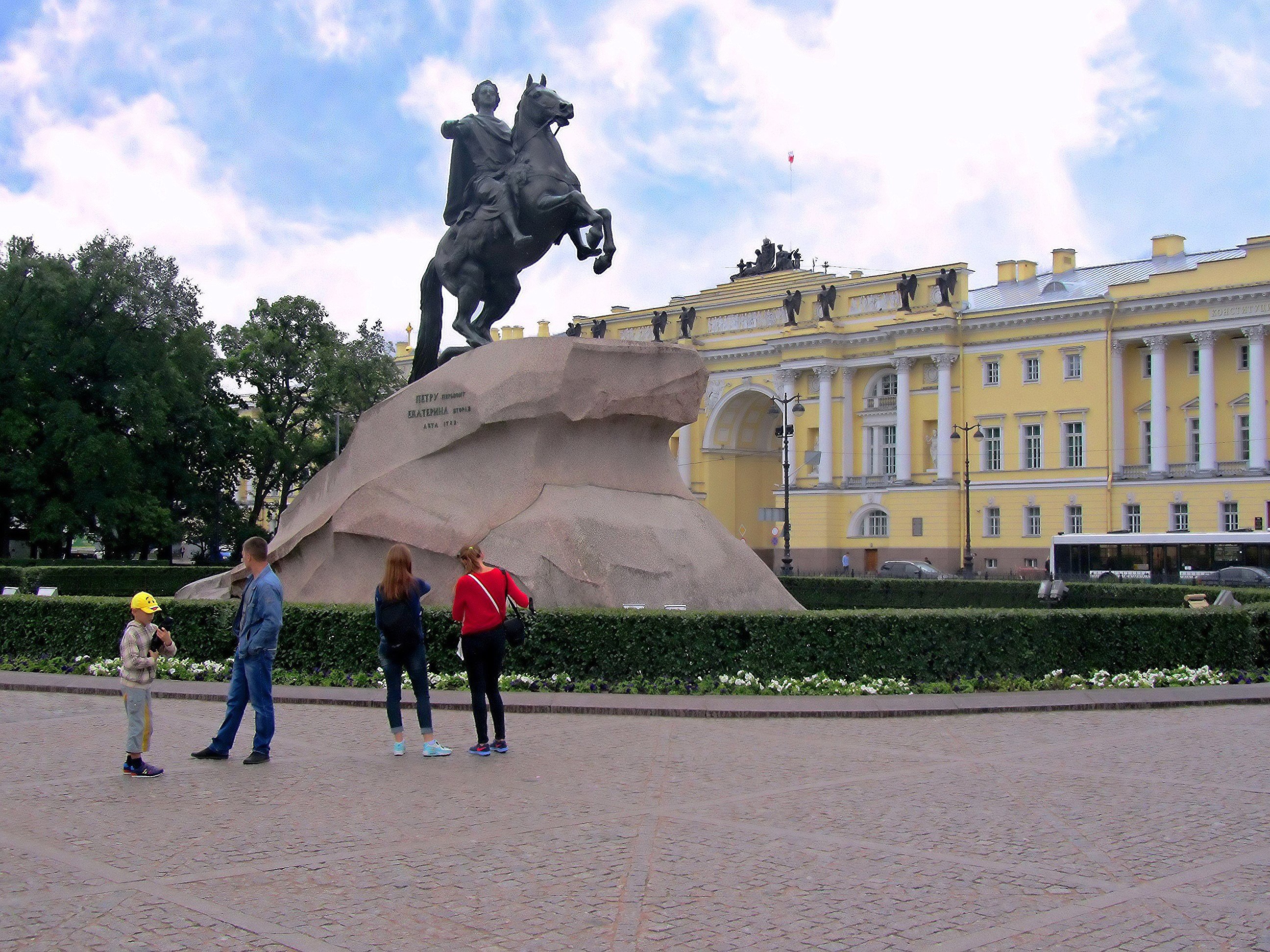 Московский вокзал памятник Петру 1. Памятник Петру 1 в Екатеринбурге. Памятник Петру третьему.