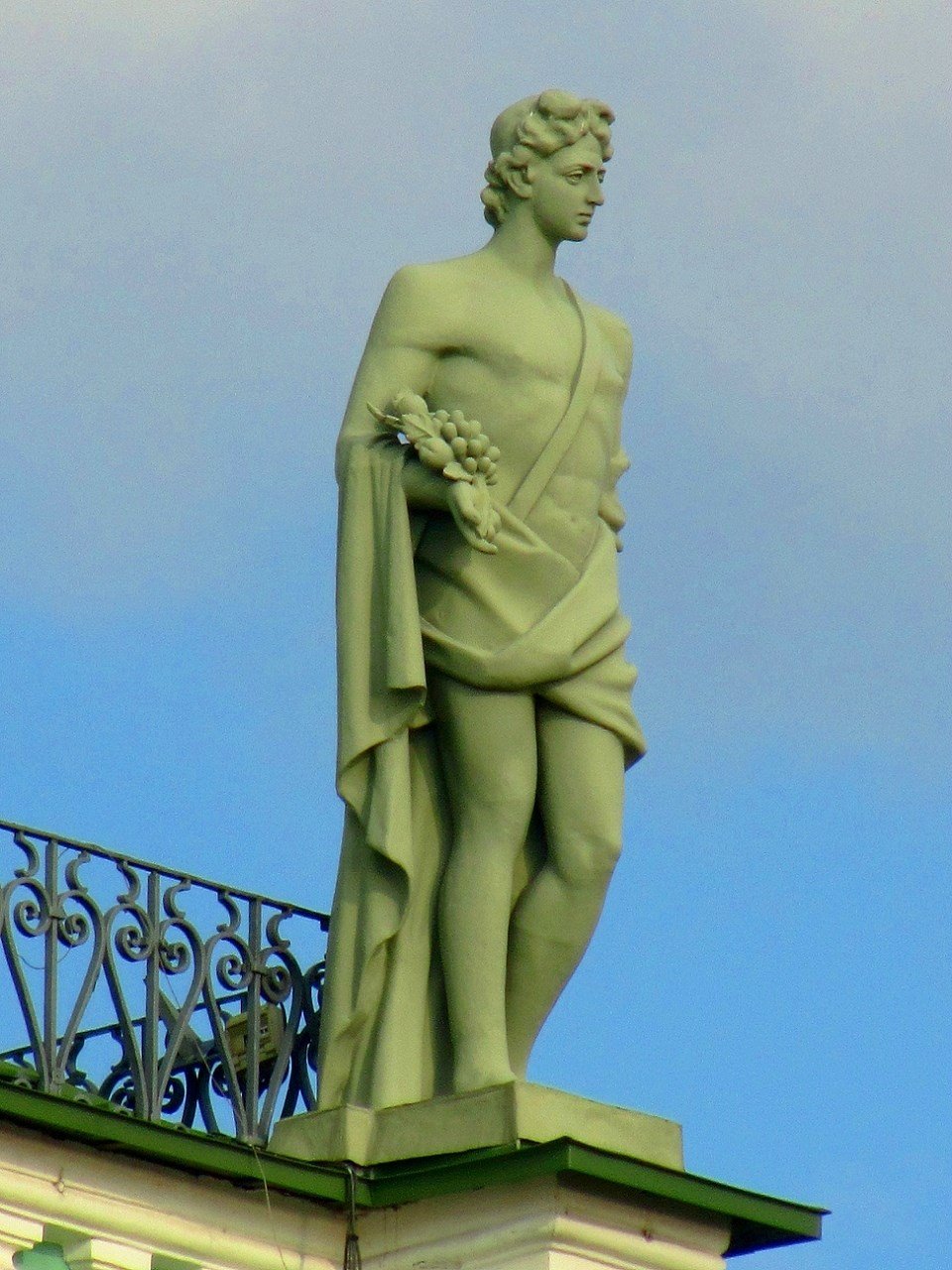 Статуи на крыше эрмитажа фото