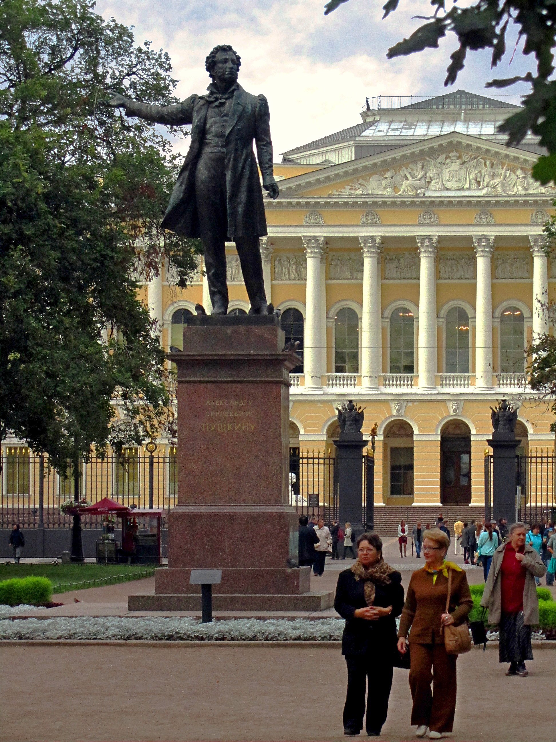 Михайловский дворец памятник Пушкину в Санкт-Петербурге