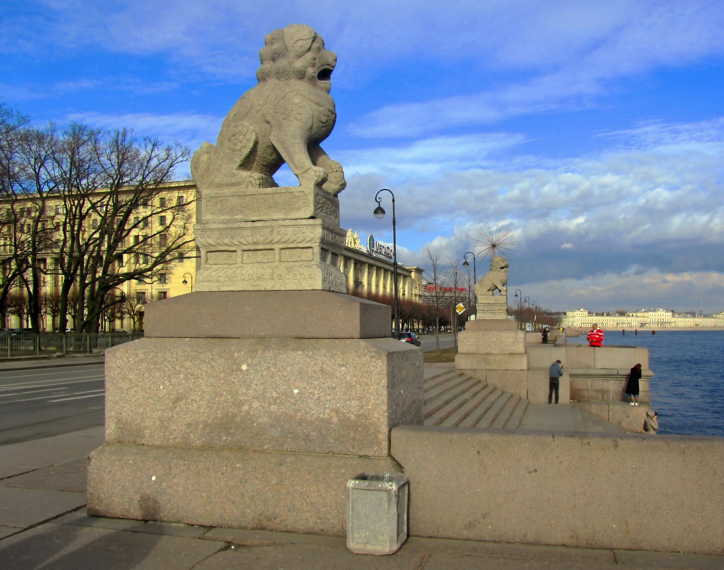 Левый спб. Ши цза Петровская набережная. Ши цза на Петровской набережной. Львы ши-цза в Санкт-Петербурге. Китайские львы ши-цза.