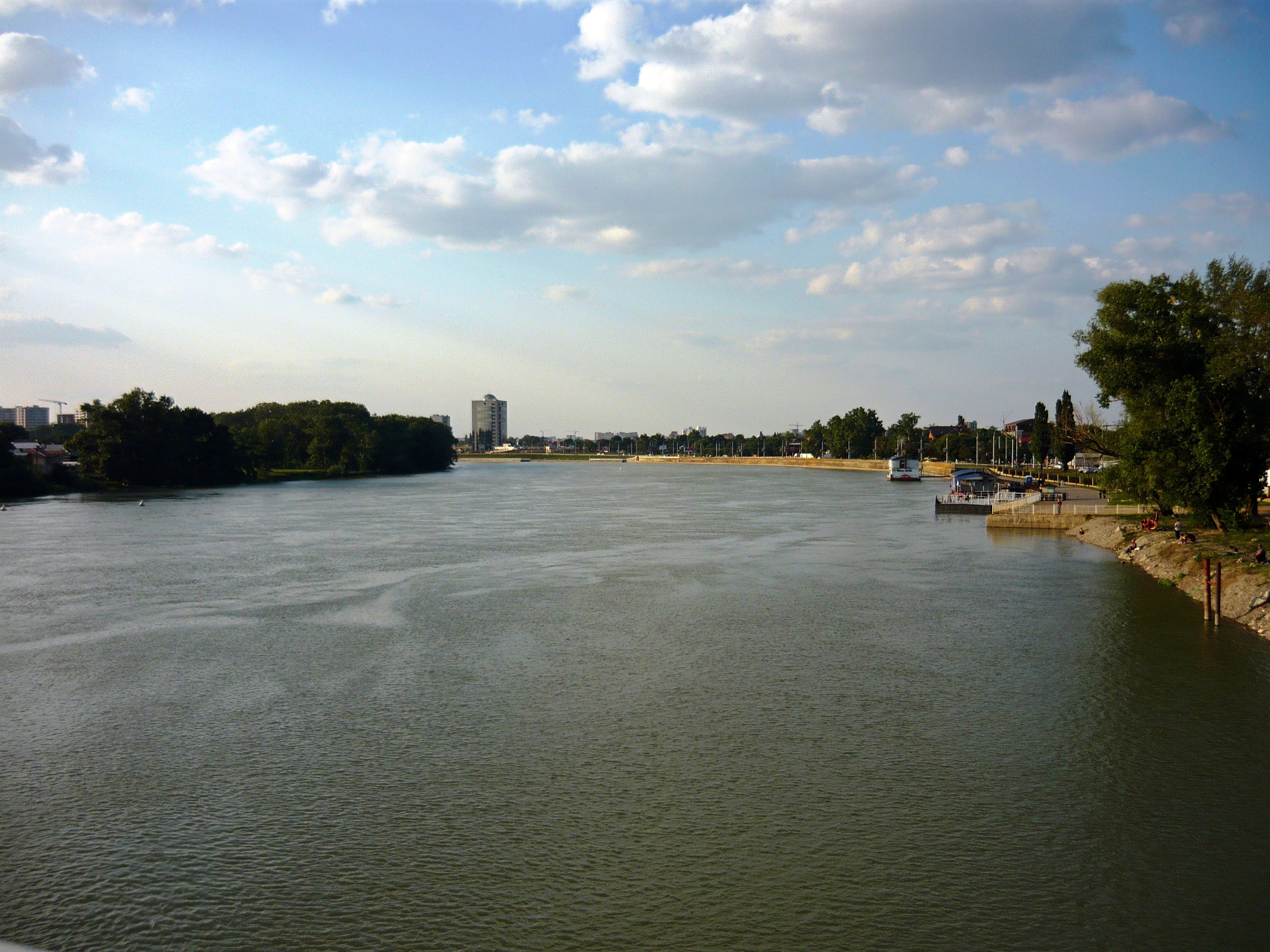 Река Кубань Черкесск. Река Кубань Темрюк. Темрюк река Кубань фото. Река Кубань в Краснодаре фото.